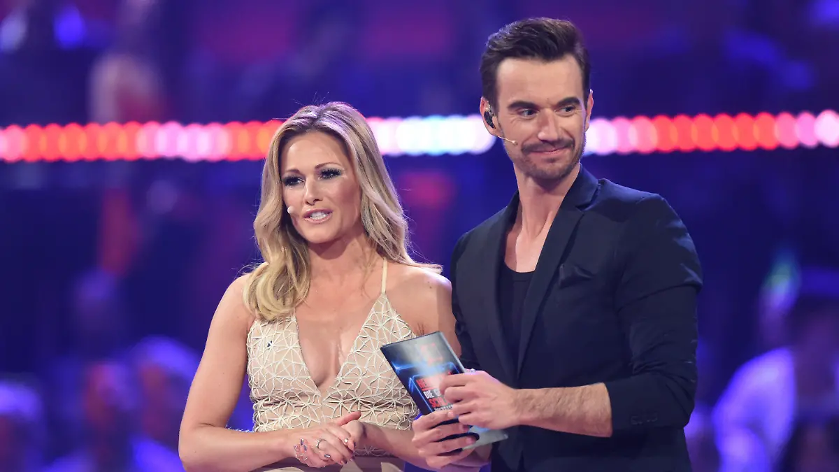 ARCHIV - 17.03.2018, Bayern, Munich: Die Sänger Helene Fischer und Florian Silbereisen stehen auf der Bühne der Samstagabendshow "Heimlich! - Die große Schlager-Überraschung" in den Bavaria Filmstudios. (zu dpa "Leute des Jahres 2018" vom 27.12.2018) Foto: Felix Hörhager/dpa +++ dpa-Bildfunk +++