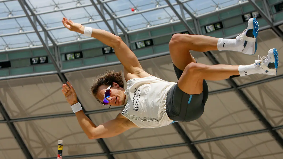 ARCHIV - 01.06.2008, Berlin: Internationales Stadionfest (ISTAF) der Leichtathleten am 01.06.2008 im Berliner Olympiastadion. Der ehemalige Stabhochspringer Tim Lobinger verstarb im Alter von 50 Jahren an einer Krebserkrankung. (zu dpa: "Ex-Stabhochspringer Tim Lobinger gestorben") Foto: Bernd Settnik/dpa-Zentralbild/dpa +++ dpa-Bildfunk +++