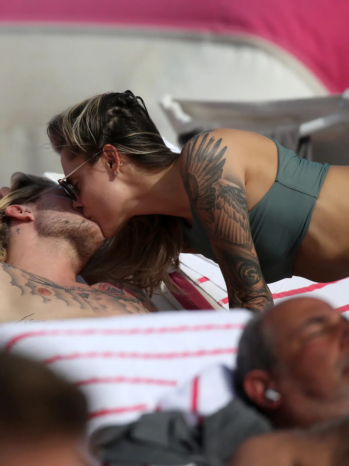 Sophia Thomalla knutscht