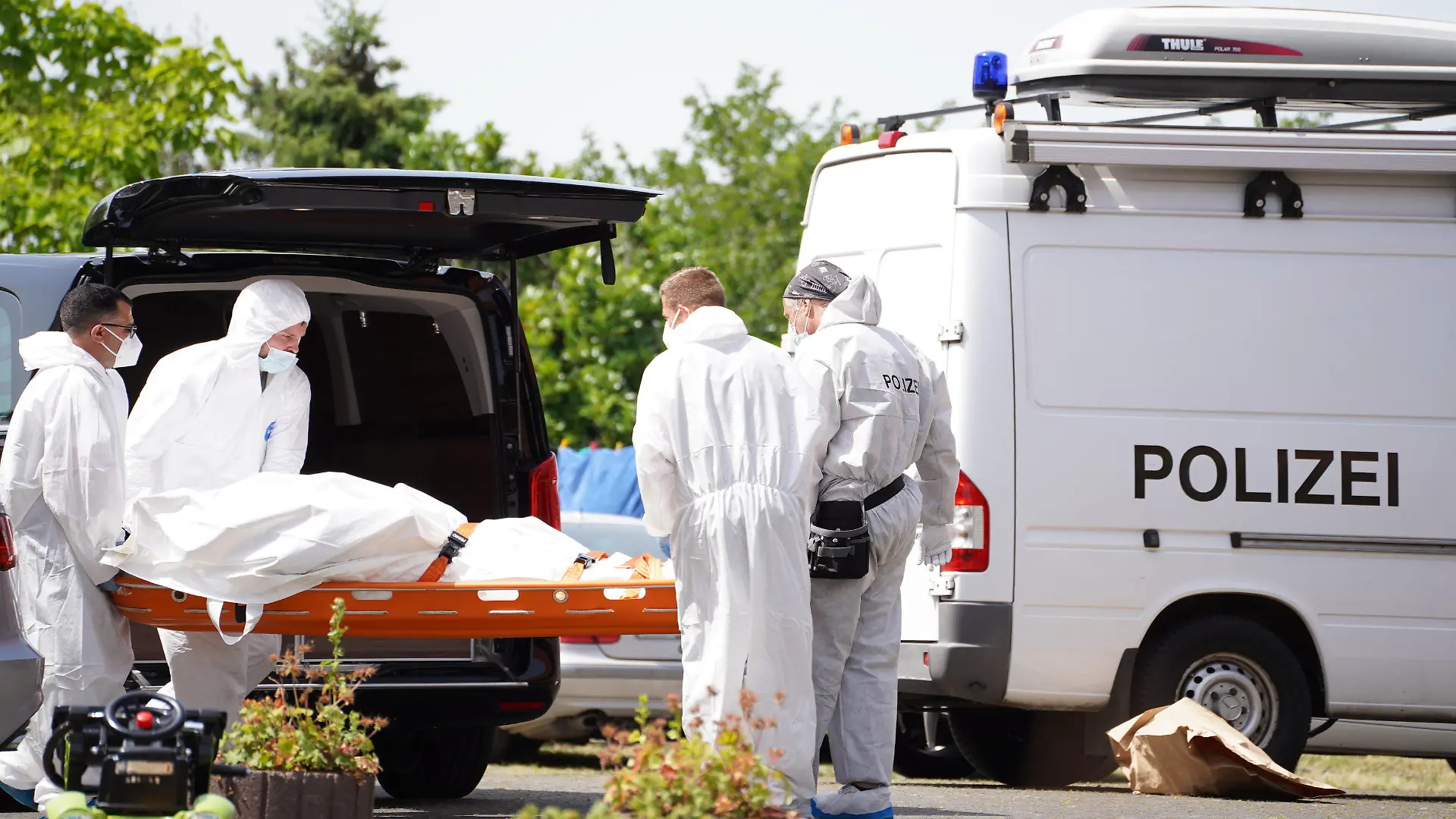 ARCHIV - 18.06.2022, Nordrhein-Westfalen, Kalletal-Stemmen: Ermittler der Polizei arbeiten nach einem Tötungsdelikt am Tatort. Nach der brutalen Tötung eines 39-Jährigen mit einer Axt in Kalletal im Kreis Lippe hatte die Polizei den Tatverdächtigen Wochen später nach der Flucht an der Grenze zu Polen gefasst. (zu dpa: «Mutmaßlicher «Axtmörder» von Kalletal ab Januar vor Gericht») Foto: Leon Stock/NEWS5/dpa +++ dpa-Bildfunk +++