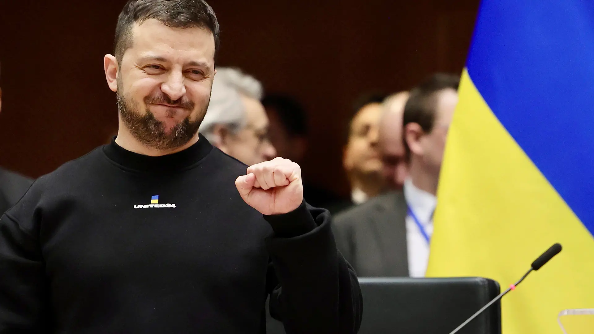09.02.2023, Belgien, Brüssel: Wolodymyr Selenskyj, Präsident der Ukraine, gestikuliert während eines EU-Gipfels im Europäischen Parlament. Die Staats- und Regierungschefs der Europäischen Union treffen sich zu einem EU-Gipfel, um über die Ukraine und die Migration zu diskutieren. Foto: Olivier Matthys/AP/dpa +++ dpa-Bildfunk +++