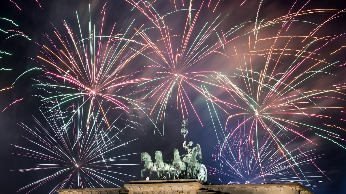 ARCHIV - 01.01.2018, Berlin: Ein Feuerwerk ist während Deutschlands größter Silvesterparty am Brandenburger Tor. Die Deutsche Umwelthilfe warnt vor einer hohen Feinstaubbelastung zu Silvester und fordert eine Verlegung von Feuerwerken aus belasteten Innenstädten. (zu dpa "Umwelthilfe fordert: Silvesterfeuerwerke außerhalb der Innenstädte" vom 21.12.2018) Foto: Ralf Hirschberger/dpa +++ dpa-Bildfunk +++