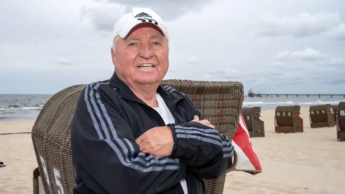29.08.2023, Mecklenburg-Vorpommern, Zinnowitz: Ulli Wegner, Boxtrainer-Legende, besucht die Insel Usedom. Am Mittwoch (30.08.2023) wird Ulli Wegner bei einer öffentlichen Lesung im Baltic Sport- und Ferienhotel in Zinnowitz als einer der ältesten Trainer im deutschen Profi-Boxen aus seinem Buch ·Mein Leben in 13 Runden· lesen. Seit 2013 trägt eine Sporthalle in der Stadt Usedom auf der Insel Usedom den Namen von Ulli Wegner. (zu dpa: «Boxtrainer-Ikone Wegner: Klagen «nicht meine Natur»») Foto: Stefan Sauer/dpa +++ dpa-Bildfunk +++