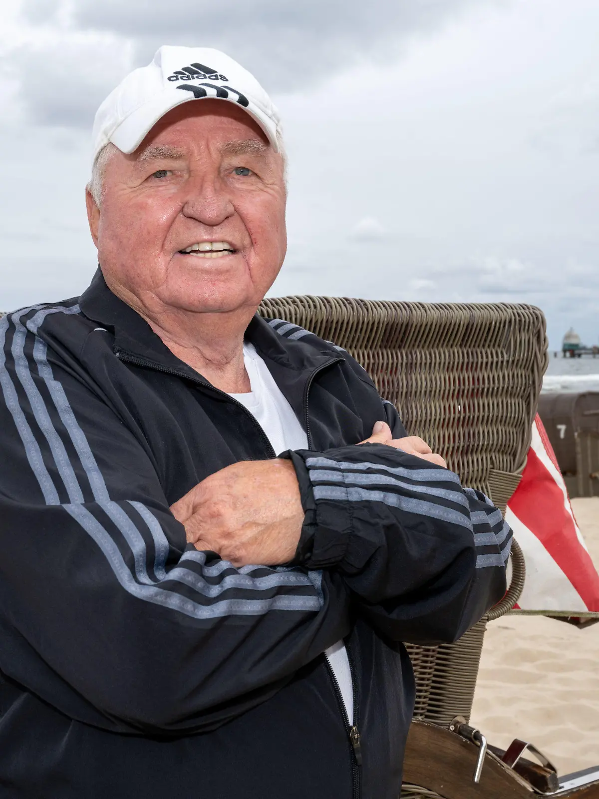 29.08.2023, Mecklenburg-Vorpommern, Zinnowitz: Ulli Wegner, Boxtrainer-Legende, besucht die Insel Usedom. Am Mittwoch (30.08.2023) wird Ulli Wegner bei einer öffentlichen Lesung im Baltic Sport- und Ferienhotel in Zinnowitz als einer der ältesten Trainer im deutschen Profi-Boxen aus seinem Buch ·Mein Leben in 13 Runden· lesen. Seit 2013 trägt eine Sporthalle in der Stadt Usedom auf der Insel Usedom den Namen von Ulli Wegner. (zu dpa: «Boxtrainer-Ikone Wegner: Klagen «nicht meine Natur»») Foto: Stefan Sauer/dpa +++ dpa-Bildfunk +++