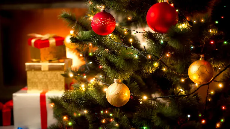Lichterketten richtig am Baum anbringen