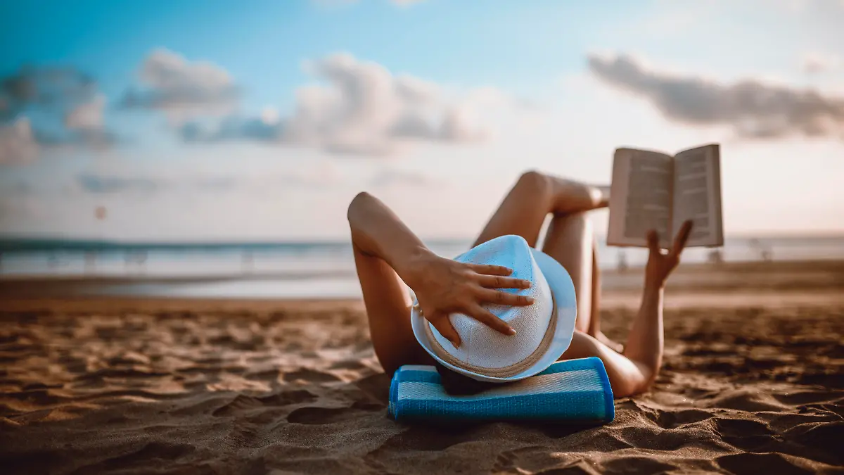 Frau liest am Strand