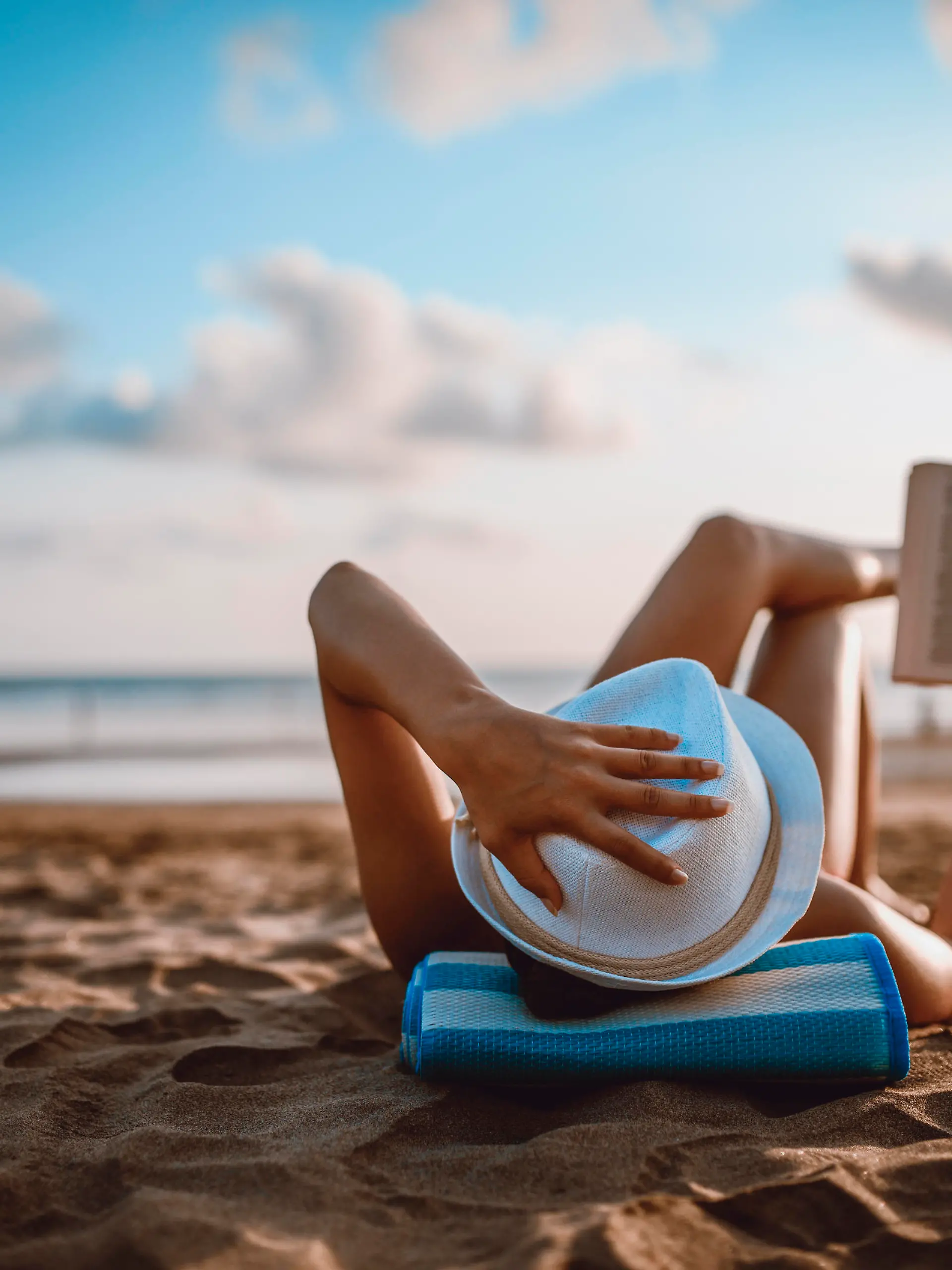 Frau liest am Strand