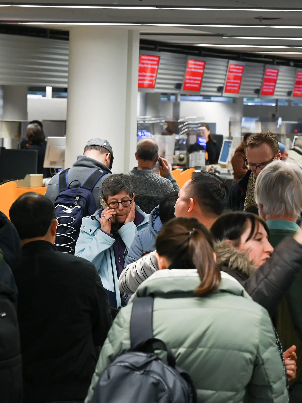 dpatopbilder - 15.02.2023, Hessen, Frankfurt/Main: Zahlreiche Fluggäste stehen im Terminal 1 im Flughafen Frankfurt vor einem Informationsschalter der Lufthansa Schlange. Wegen einer IT-Panne beim Lufthansa-Konzern sind am Mittwoch (15.02.2023 ) Tausende Passagiere von Verspätungen und Flugausfällen betroffen. Foto: Arne Dedert/dpa +++ dpa-Bildfunk +++