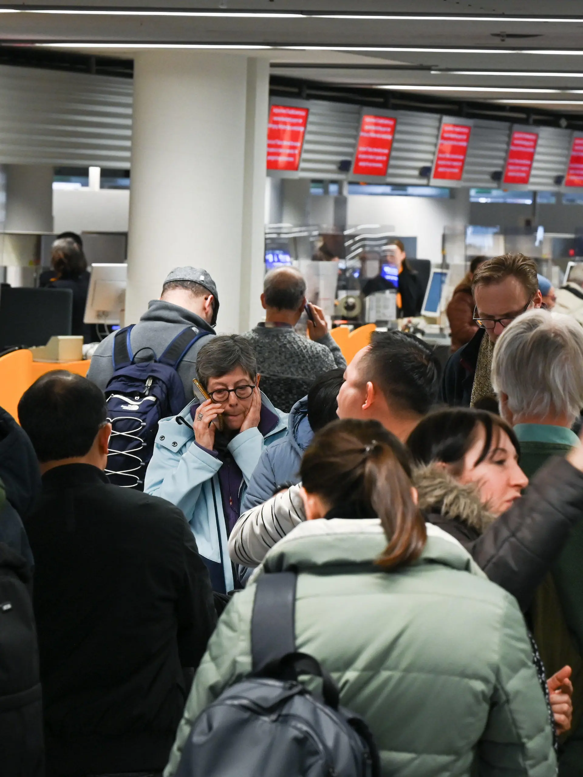 dpatopbilder - 15.02.2023, Hessen, Frankfurt/Main: Zahlreiche Fluggäste stehen im Terminal 1 im Flughafen Frankfurt vor einem Informationsschalter der Lufthansa Schlange. Wegen einer IT-Panne beim Lufthansa-Konzern sind am Mittwoch (15.02.2023 ) Tausende Passagiere von Verspätungen und Flugausfällen betroffen. Foto: Arne Dedert/dpa +++ dpa-Bildfunk +++