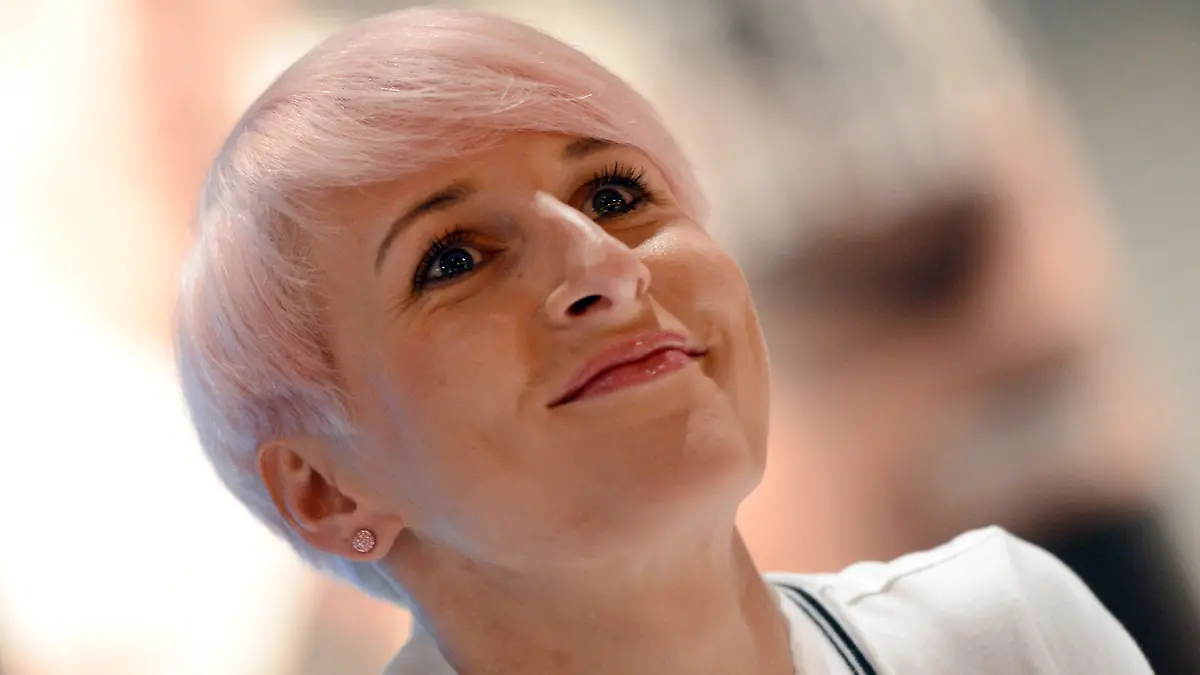 ARCHIV - Die deutsche Hochspringerin Ariane Friedrich lächelt am 03.05.2012 während der ISTAF-Pressekonferenz in Berlin. Hochsprung-Ass Ariane Friedrich steht im Olympia-Aufgebot für London. Der Deutsche Olympische Sportbund gab dem Antrag des Deutschen Leichtathletik-Verbandes (DLV) auf eine Ausnahmeregelung für die Rekordhalterin aus Frankfurt statt. Foto: Rainer Jensen dpa (zu dpa 1219 vom 04.07.2012) +++(c) dpa - Bildfunk+++