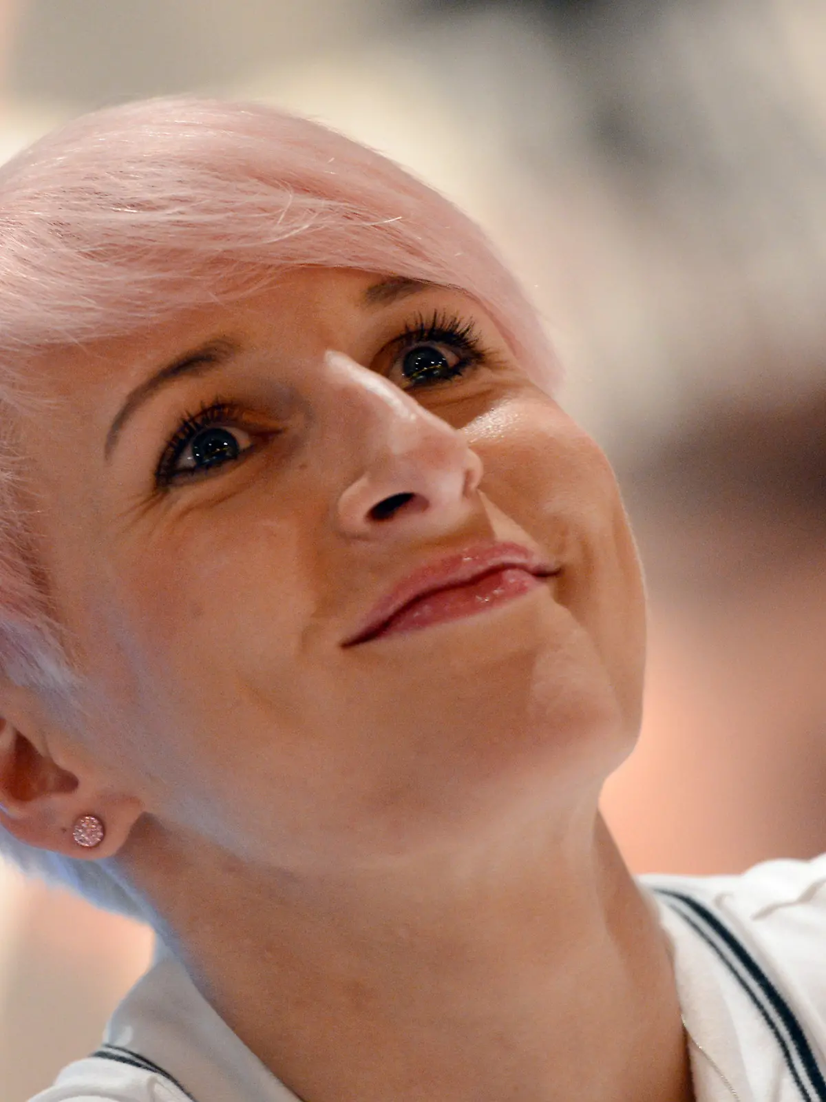ARCHIV - Die deutsche Hochspringerin Ariane Friedrich lächelt am 03.05.2012 während der ISTAF-Pressekonferenz in Berlin. Hochsprung-Ass Ariane Friedrich steht im Olympia-Aufgebot für London. Der Deutsche Olympische Sportbund gab dem Antrag des Deutschen Leichtathletik-Verbandes (DLV) auf eine Ausnahmeregelung für die Rekordhalterin aus Frankfurt statt. Foto: Rainer Jensen dpa (zu dpa 1219 vom 04.07.2012)  +++(c) dpa - Bildfunk+++