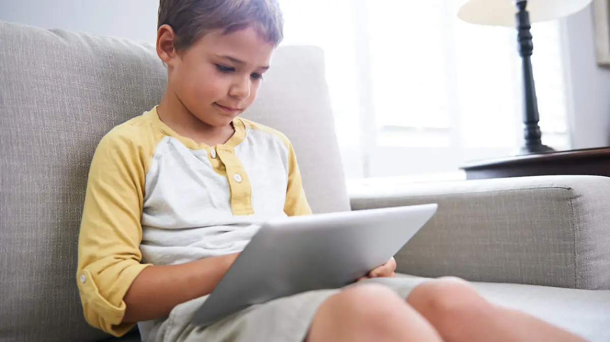Haltungsschäden und Bewegungsmangel sind mögliche Folgen von zu viel Zeit an Tablet und Smartphone.
