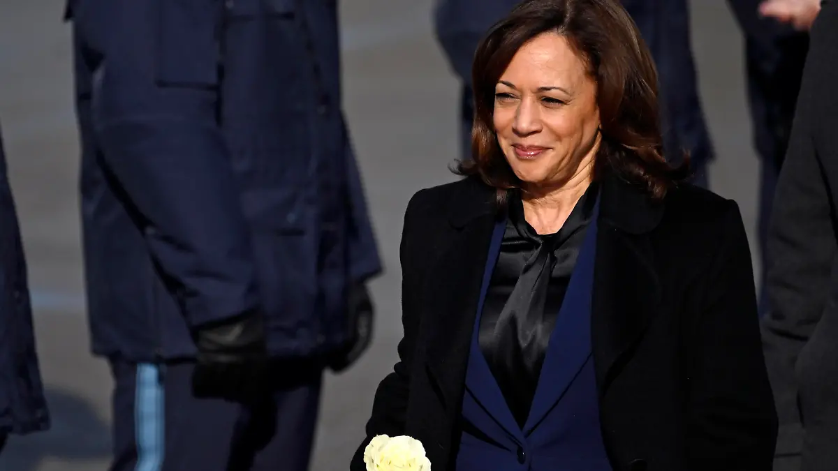 Kamala Harris, Vizepräsidentin der USA, kommt vor Beginn der Münchner Sicherheitskonferenz MSC mit der Air Force Two am Flughafen an. Zur weltweit wichtigsten Expertenkonferenz zur Sicherheitspolitik werden rund 40 Staats- und Regierungschefs, rund 100 Minister und mehrere Chefs von internationalen Organisationen in München erwartet. München, 16.02.2023 Bayern Deutschland *** Kamala Harris, Vice President of the United States, arrives at the airport on Air Force Two ahead of the start of the Munich Security Conference MSC Around 40 heads of state and government, around 100 ministers and several heads of international organizations are expected in Munich for the worlds most important expert conference on security policy Munich, 16 02 2 Copyright: xDwixAnoraganingrumx