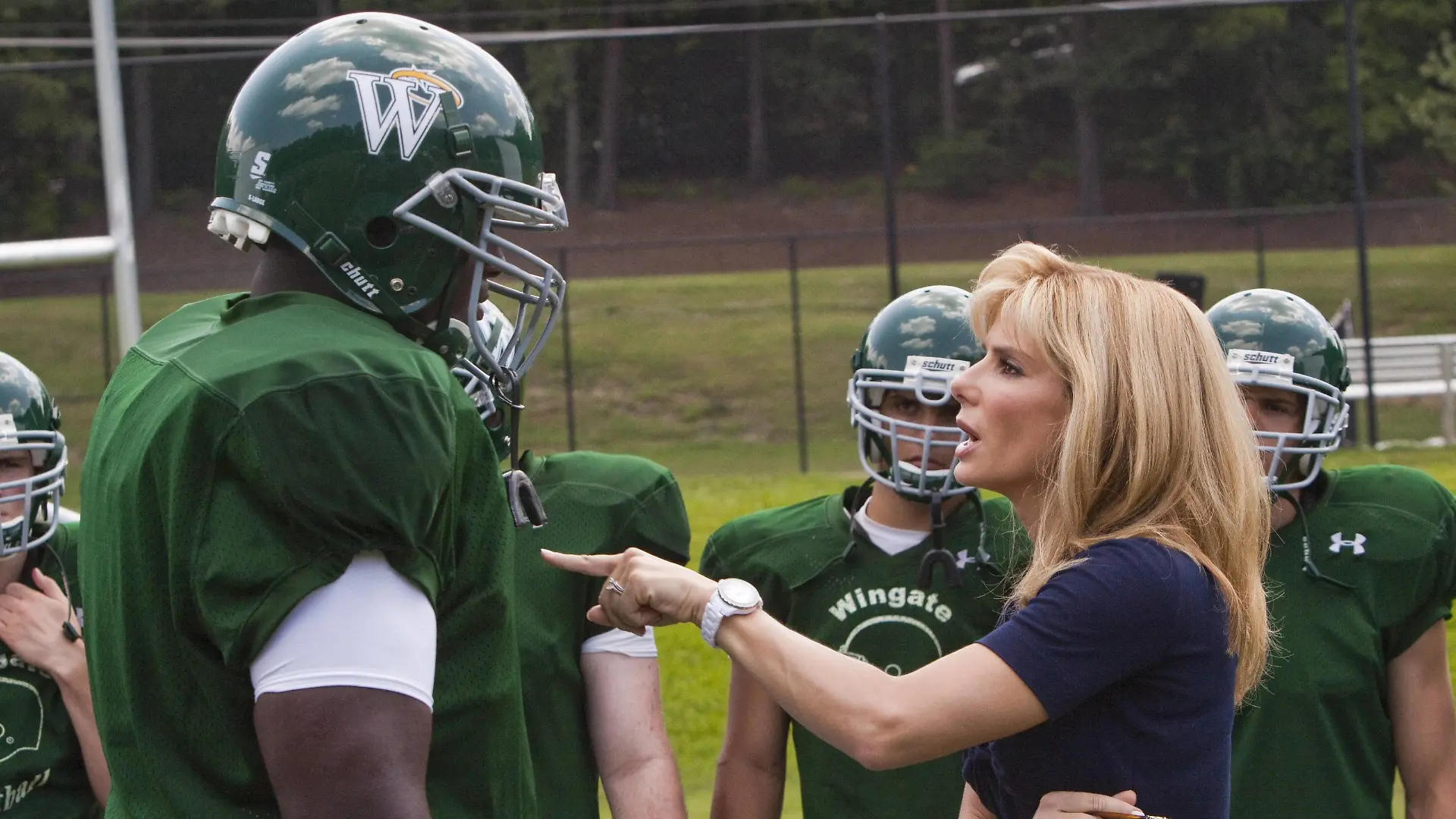 Bildnummer: 55153719  Datum: 20.11.2009  Copyright: imago/EntertainmentPictures
2009 - The Blind Side - Movie Set PICTURED: QUINTON AARON as Michael Oher and SANDRA BULLOCK as Leigh Anne Tuohy RELEASE DATE: November 20, 2009. MOVIE TITLE: The Blind Side. STUDIO: Alcon Entertainment. PLOT: The story of Michael Oher, a homeless and traumatized boy who became an All American football player and first round NFL draft pick with the help of a caring woman and her family. !ACHTUNG NUTZUNG NUR BEI FILMTITEL-NENNUNG! PUBLICATIONxINxGERxONLY People Entertainment Film kbdig 2009 quer 

Bildnummer 55153719 Date 20 11 2009 Copyright Imago EntertainmentPictures 2009 The Blind Side Movie Set Pictured Quinton Aaron As Michael Oher and Sandra Bullock As Leigh Anne Tuohy Release Date November 20 2009 Movie Title The Blind Side Studio Alcon Entertainment Plot The Story of Michael Oher a Home and traumatized Boy Who became to All American Football Player and First Round NFL Draft Pick With The Help of a Caring Woman and her Family Regard Use only at FILMTITEL ANSWER PUBLICATIONxINxGERxONLY Celebrities Entertainment Film Kbdig 2009 horizontal  