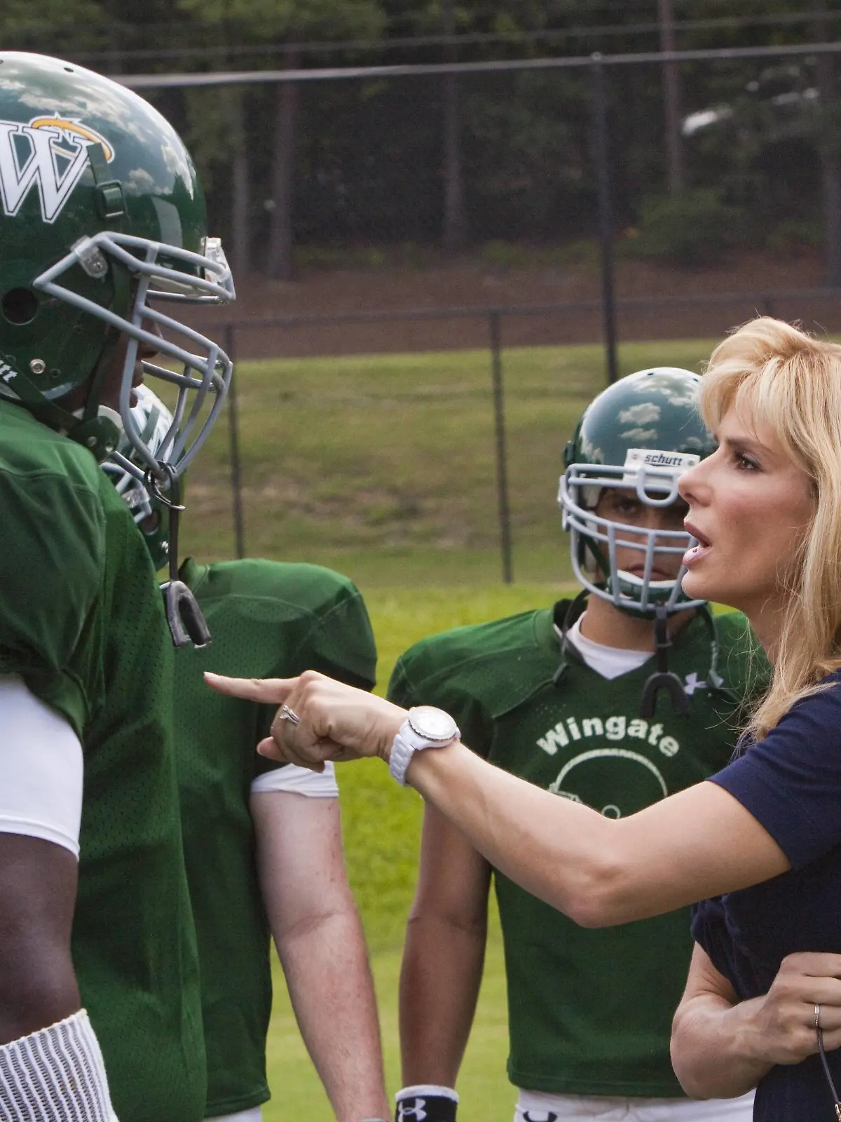 Bildnummer: 55153719  Datum: 20.11.2009  Copyright: imago/EntertainmentPictures
2009 - The Blind Side - Movie Set PICTURED: QUINTON AARON as Michael Oher and SANDRA BULLOCK as Leigh Anne Tuohy RELEASE DATE: November 20, 2009. MOVIE TITLE: The Blind Side. STUDIO: Alcon Entertainment. PLOT: The story of Michael Oher, a homeless and traumatized boy who became an All American football player and first round NFL draft pick with the help of a caring woman and her family. !ACHTUNG NUTZUNG NUR BEI FILMTITEL-NENNUNG! PUBLICATIONxINxGERxONLY People Entertainment Film kbdig 2009 quer 

Bildnummer 55153719 Date 20 11 2009 Copyright Imago EntertainmentPictures 2009 The Blind Side Movie Set Pictured Quinton Aaron As Michael Oher and Sandra Bullock As Leigh Anne Tuohy Release Date November 20 2009 Movie Title The Blind Side Studio Alcon Entertainment Plot The Story of Michael Oher a Home and traumatized Boy Who became to All American Football Player and First Round NFL Draft Pick With The Help of a Caring Woman and her Family Regard Use only at FILMTITEL ANSWER PUBLICATIONxINxGERxONLY Celebrities Entertainment Film Kbdig 2009 horizontal  