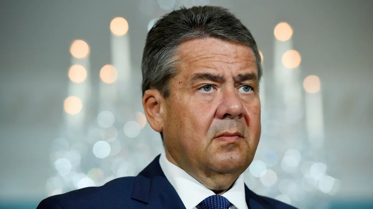 ARCHIV - 28.08.2017, USA, Washington: Der deutsche Außenminister Sigmar Gabriel, verfolgt am 29.08.2017 den Auführungen seines amerikanischen Amtskollegen. Gabriel hat sich gegen die Teilnahme russischer und belarussischer Sportler an Olympia ausgesprochen. (zu dpa: «Gabriel gegen Olympia-Start russischer Sportler») Foto: Sait Serkan Gurbuz/AP/dpa +++ dpa-Bildfunk +++
