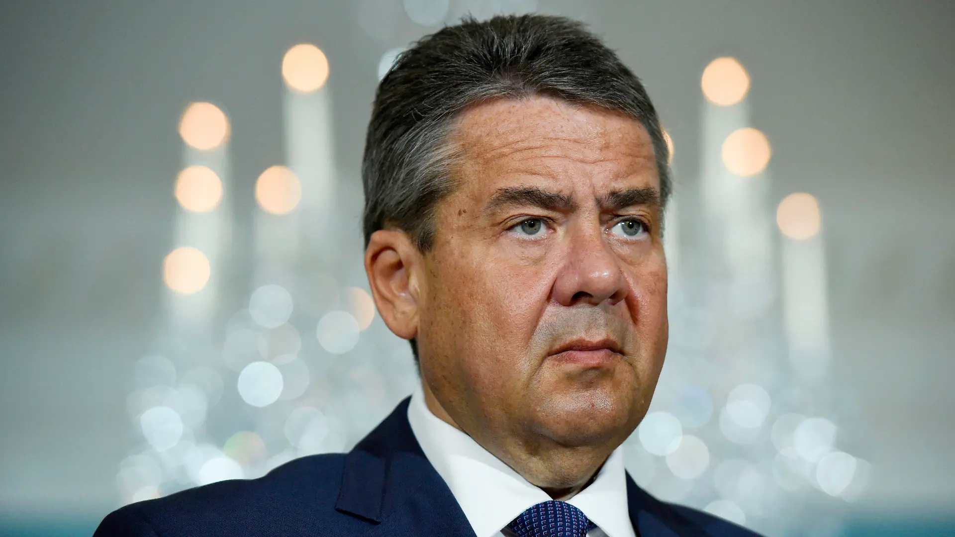 ARCHIV - 28.08.2017, USA, Washington: Der deutsche Außenminister Sigmar Gabriel, verfolgt am 29.08.2017 den Auführungen seines amerikanischen Amtskollegen. Gabriel hat sich gegen die Teilnahme russischer und belarussischer Sportler an Olympia ausgesprochen. (zu dpa: «Gabriel gegen Olympia-Start russischer Sportler») Foto: Sait Serkan Gurbuz/AP/dpa +++ dpa-Bildfunk +++