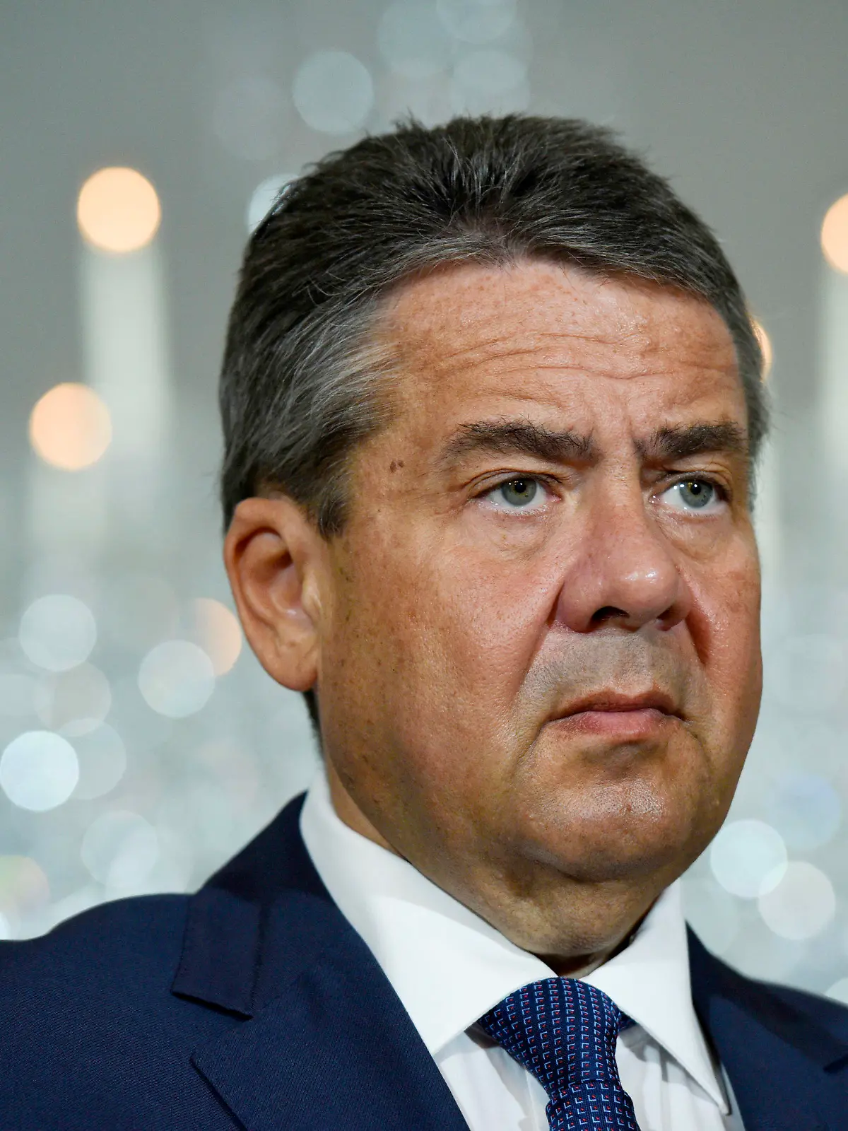 ARCHIV - 28.08.2017, USA, Washington: Der deutsche Außenminister Sigmar Gabriel, verfolgt am 29.08.2017 den Auführungen seines amerikanischen Amtskollegen. Gabriel hat sich gegen die Teilnahme russischer und belarussischer Sportler an Olympia ausgesprochen. (zu dpa: «Gabriel gegen Olympia-Start russischer Sportler») Foto: Sait Serkan Gurbuz/AP/dpa +++ dpa-Bildfunk +++