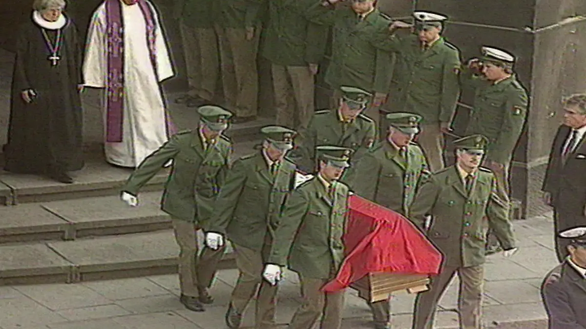 Eine Stadt trauert um den ermordeten Polizisten Matthias Schipplick. Die Trauerfeier findet 1996 im Hamburger Michel statt.