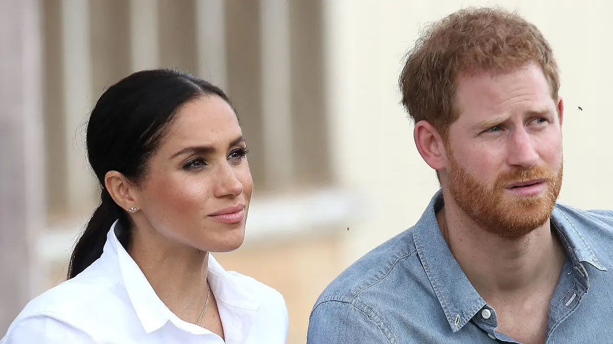 ARCHIV - 17.10.2018, Australien, Dubbo: Prinz Harry und Herzogin Meghan besuchen die Familie Woodley auf der von einer schweren Dürre betroffenen Farm von Mountain View. Prinz Harry und seine Frau Herzogin Meghan von Sussex werden aus ihrer Wohnung im Kensington-Palast ausziehen und in einem Cottage in Windsor ziehen. Der Umzug soll Anfang nächsten Jahres stattfinden. (zu dpa "Prinz Harry und Meghan leben künftig in Windsor" vom 25.11.2018) Foto: Chris Jackson/PA Wire/dpa +++ dpa-Bildfunk +++
