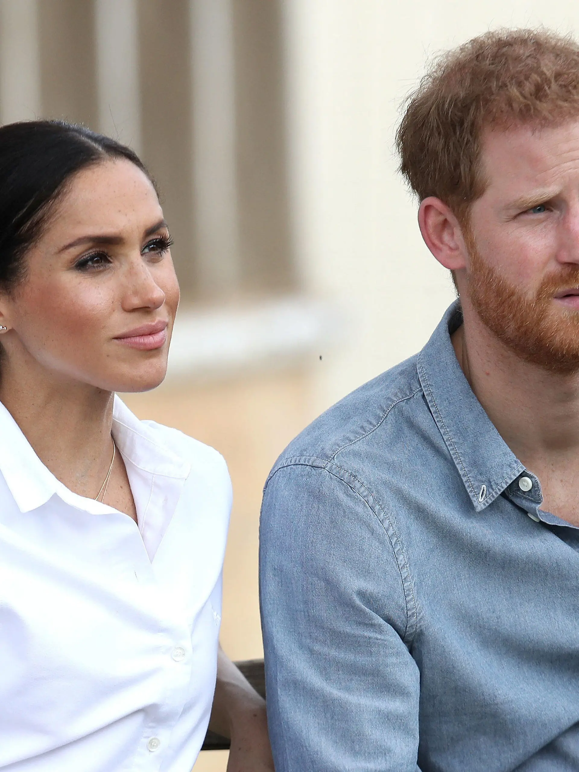 ARCHIV - 17.10.2018, Australien, Dubbo: Prinz Harry und Herzogin Meghan besuchen die Familie Woodley auf der von einer schweren Dürre betroffenen Farm von Mountain View. Prinz Harry und seine Frau Herzogin Meghan von Sussex werden aus ihrer Wohnung im Kensington-Palast ausziehen und in einem Cottage in Windsor ziehen. Der Umzug soll Anfang nächsten Jahres stattfinden. (zu dpa "Prinz Harry und Meghan leben künftig in Windsor" vom 25.11.2018) Foto: Chris Jackson/PA Wire/dpa +++ dpa-Bildfunk +++