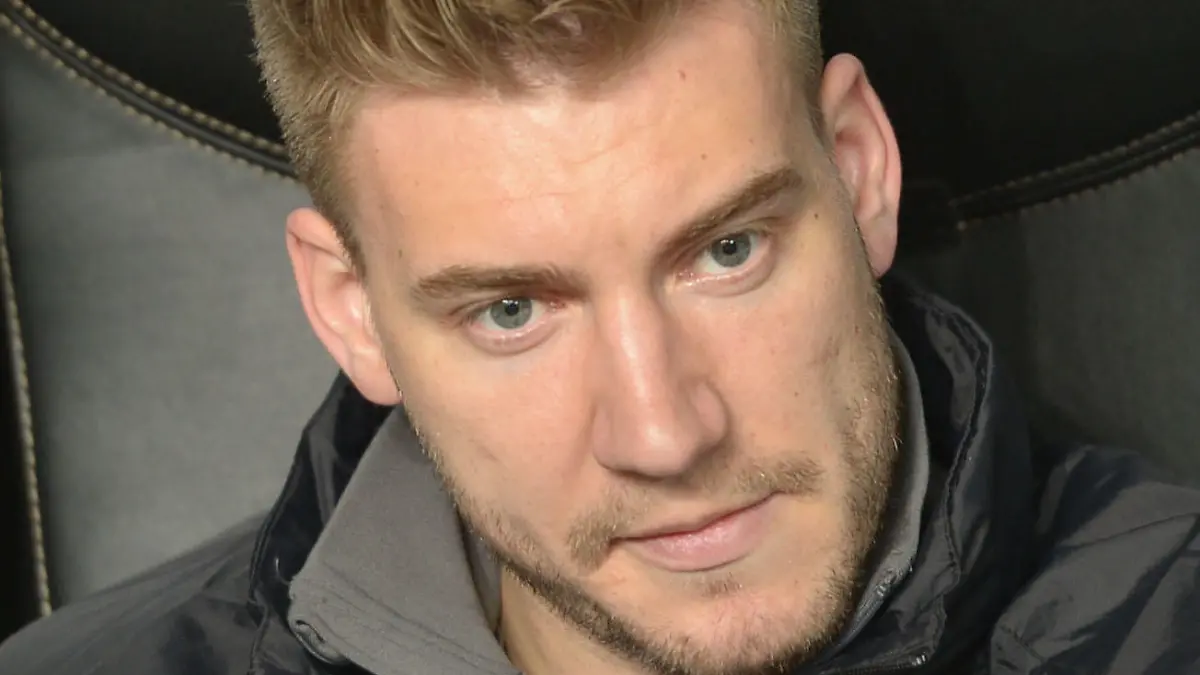ARCHIV - 19.03.2015, Italien, Mailand: Nicklas Bendtner, damaliger Spieler des VfL Wolfsburg, sitzt bei einem Europa-League-Spiel gegen Inter Mailand im Giuseppe Meazza Stadion. (zu dpa «Ex-Wolfsburg-Profi Nicklas Bendtner ab Januar mit Fußfessel» vom 19.12.2018) Foto: Peter Steffen/dpa +++ dpa-Bildfunk +++