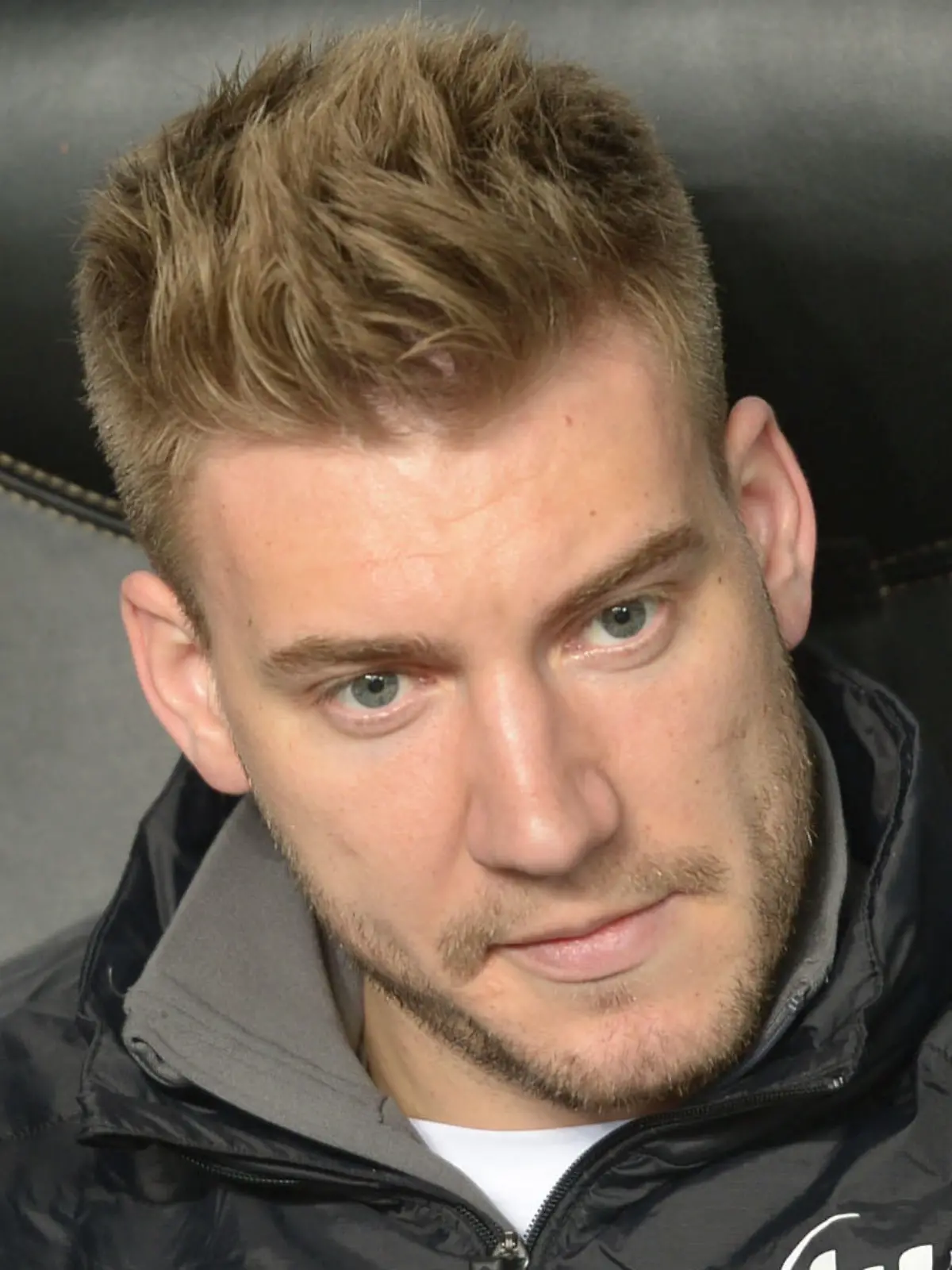 ARCHIV - 19.03.2015, Italien, Mailand: Nicklas Bendtner, damaliger Spieler des VfL Wolfsburg, sitzt bei einem Europa-League-Spiel gegen Inter Mailand im Giuseppe Meazza Stadion. (zu dpa «Ex-Wolfsburg-Profi Nicklas Bendtner ab Januar mit Fußfessel» vom 19.12.2018) Foto: Peter Steffen/dpa +++ dpa-Bildfunk +++