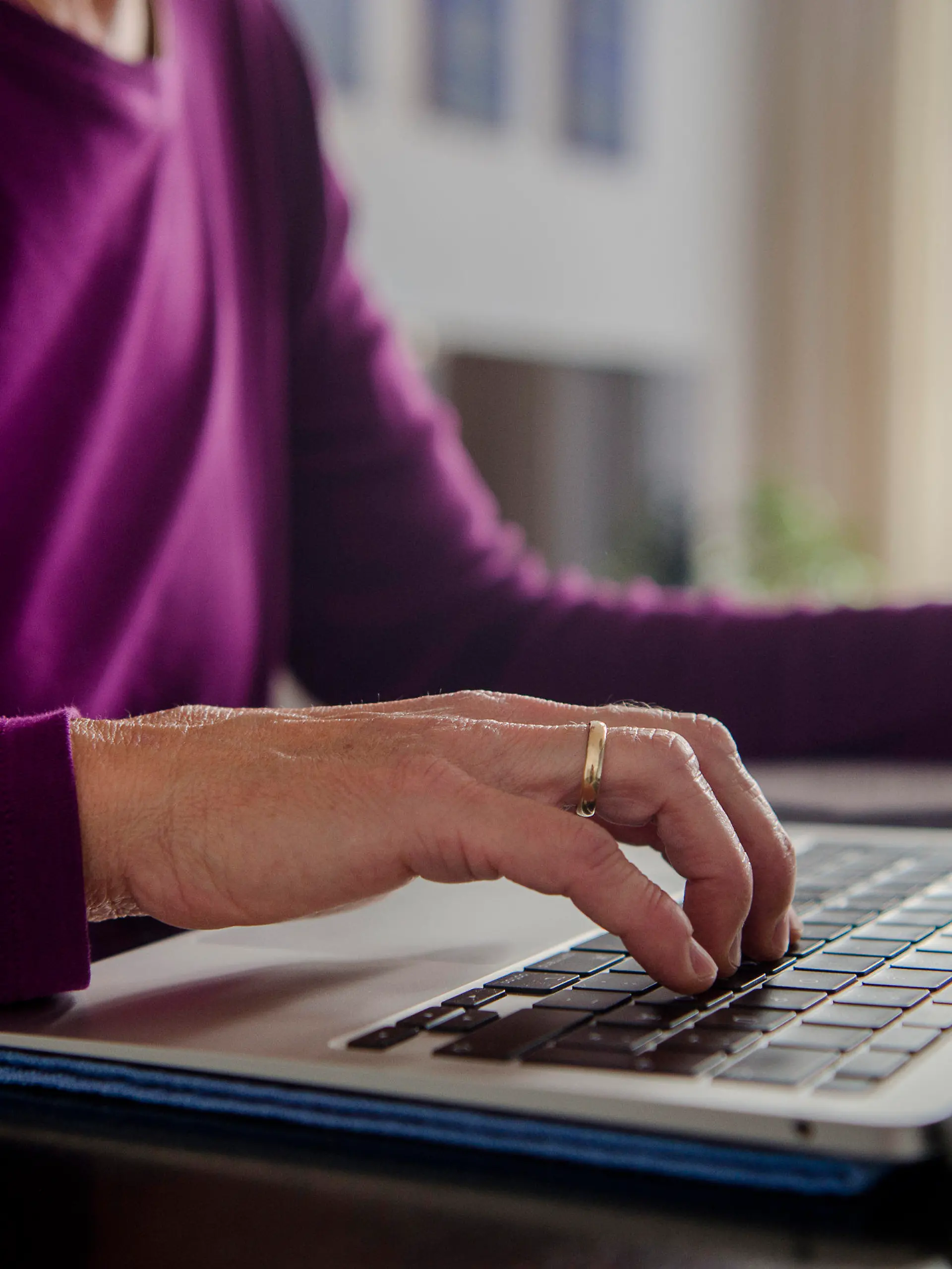 ARCHIV - 01.10.2021, Bayern, München: Eine Frau sitzt zuhause an einem Esstisch und arbeitet an einem Laptop. (Gestellte Szene) Große und kleine Unternehmen in Deutschland gehen beim Homeoffice in unterschiedliche Richtungen. (zu dpa «Große Firmen bieten mehr Homeoffice an - kleine weniger») Foto: Finn Winkler/dpa +++ dpa-Bildfunk +++