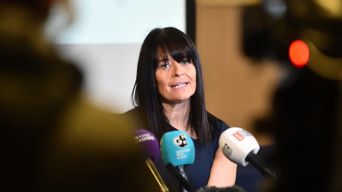 15.02.2023, Großbritannien, St Michael's On Wyre: Rebecca Smith, Detective Superintendent von der Polizei Lancashire, spricht zu Journalisten. In einem mysteriösen Vermisstenfall in Nordwestengland hat die Polizei überraschend offen über die Alkoholkrankheit der verschwundenen Frau gesprochen. Die 45-Jährige habe früher erhebliche Probleme mit Alkohol gehabt, die in den vergangenen Monaten wieder aufgetreten seien, teilte die Polizei am Mittwochabend mit. Foto: Peter Powell/PA Wire/dpa +++ dpa-Bildfunk +++