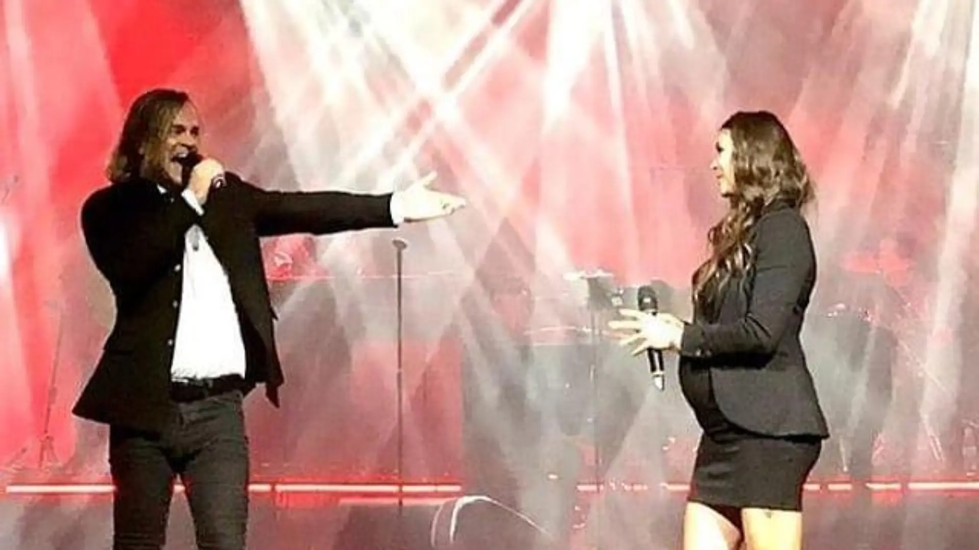 Schwangere Vanessa Struhler (r.) mit einem Kollegen auf der Bühne