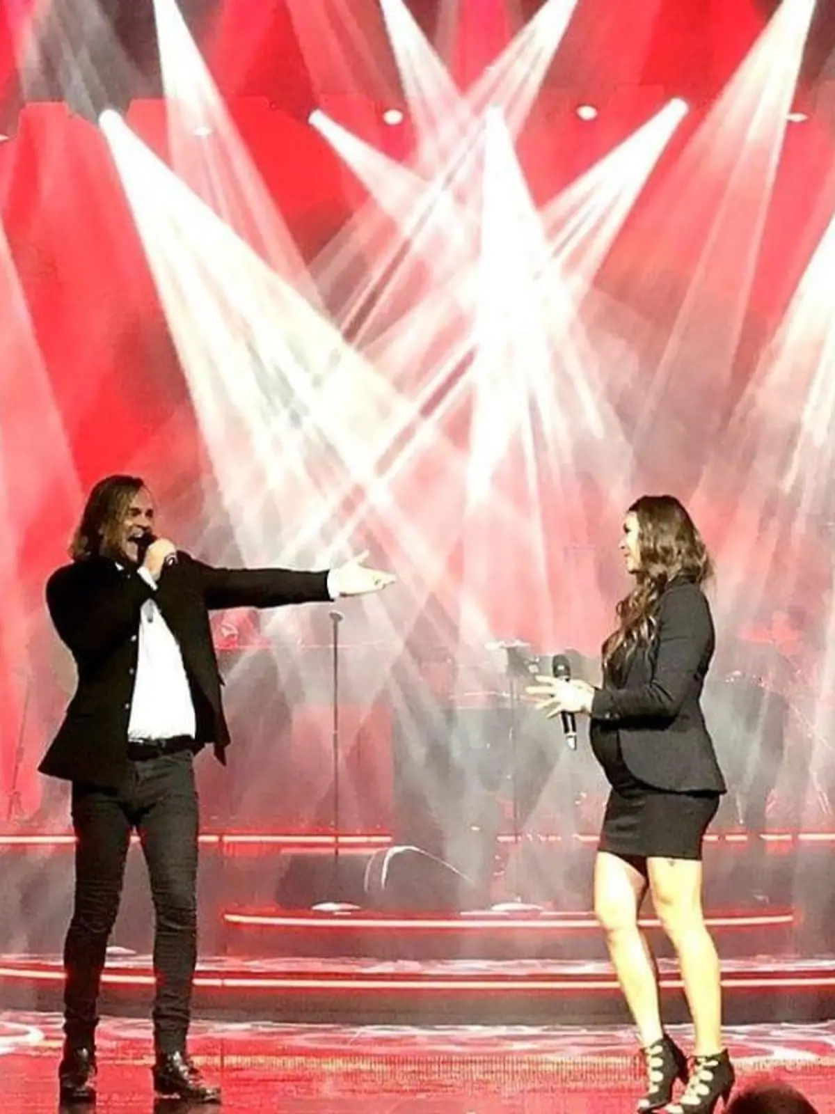 Schwangere Vanessa Struhler (r.) mit einem Kollegen auf der Bühne