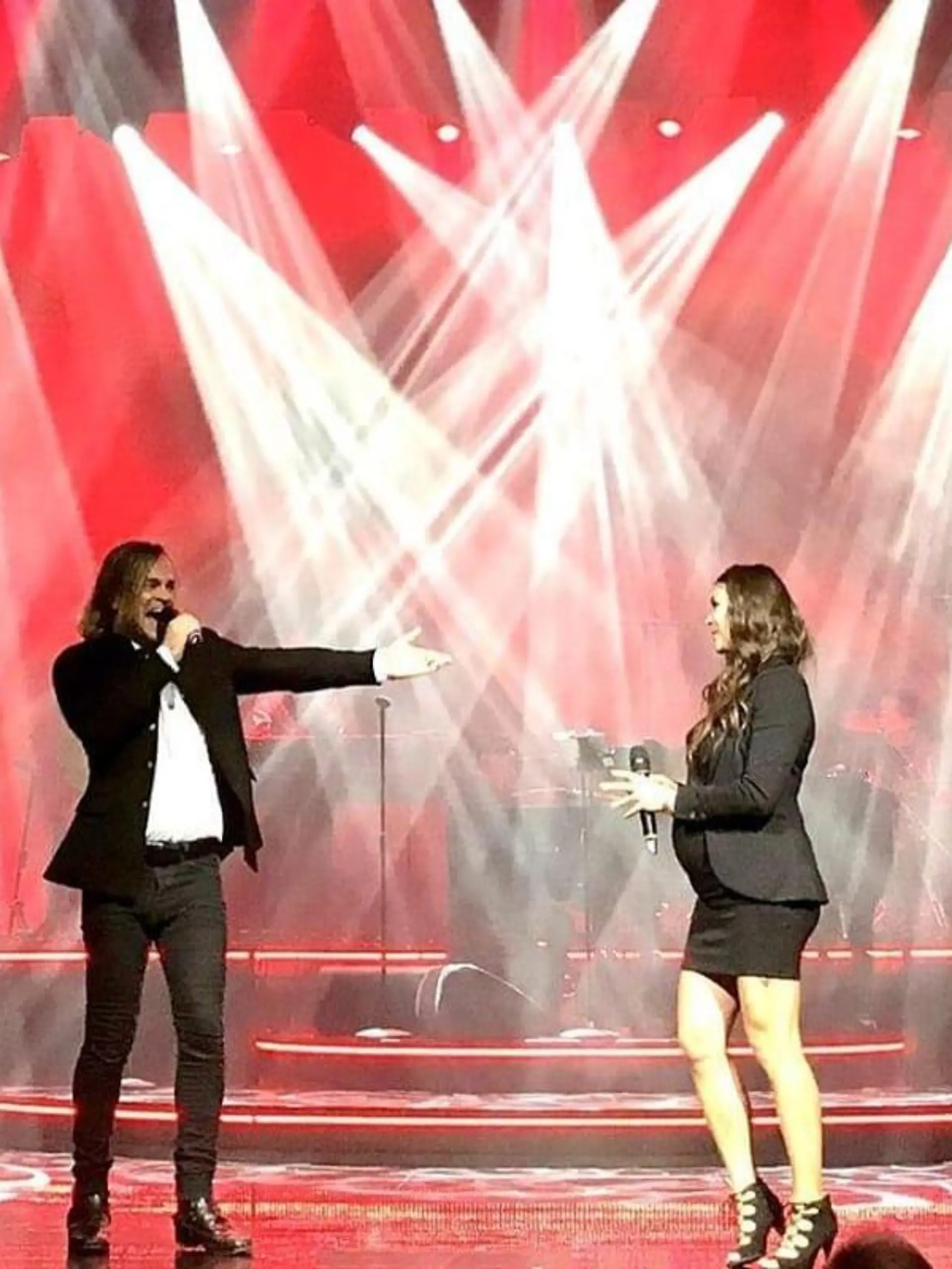 Schwangere Vanessa Struhler (r.) mit einem Kollegen auf der Bühne