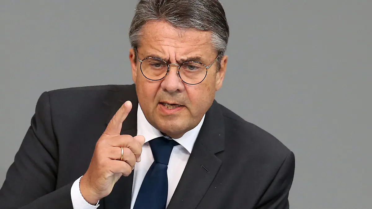 ARCHIV - 27.06.2019, Berlin: Sigmar Gabriel (SPD) spricht während einer aktuellen Stunde im Deutschen Bundestag. (zu dpa "Sigmar Gabriel gibt Bundestagsmandat zum 1. November ab") Foto: Wolfgang Kumm/dpa +++ dpa-Bildfunk +++