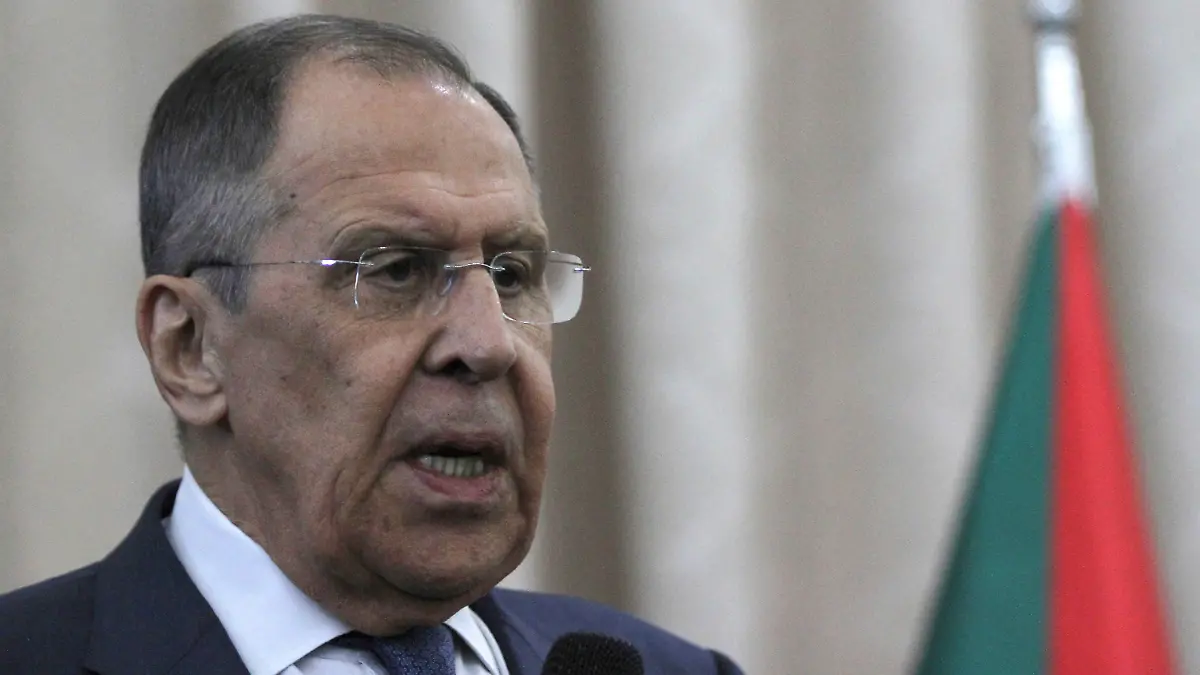 09.02.2023, Sudan, Khartum: Sergej Lawrow, Außenminister von Russland, gibt mit dem sudanesischen Außenminister eine gemeinsame Pressekonferenz. Lawrow hat sich bei einem Besuch im Sudan zufrieden über Fortschritte bei der Einrichtung eines Militärstützpunktes an der Küste des Landes gezeigt. Foto: Marwan Ali/AP/dpa +++ dpa-Bildfunk +++