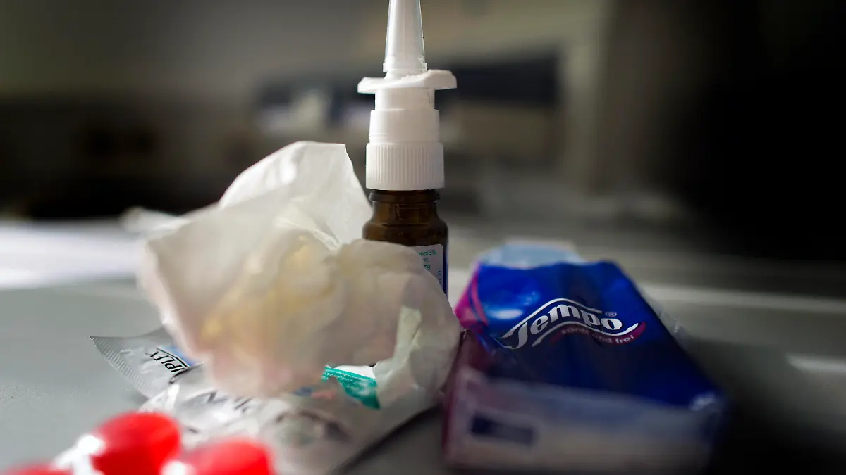 ILLUSTRATION - Erkältungsmittel wie Nasenspray, Halstabletten und Papiertaschentücher liegen am 21.02.2012 auf einem Tisch in einem Büro in Dresden (Sachsen). Mehr als 200 Menschen sind in Sachsen-Anhalt an Grippe erkrankt. Bis Anfang dieser Woche seien 213 Fälle erfasst worden, sagte der Sprecher des Sozialministeriums am 17.01.2013 der Nachrichtenagentur dpa. Foto: Arno Burgi/dpa (zu dpa 1478 vom 17.01.2013) +++(c) dpa - Bildfunk+++