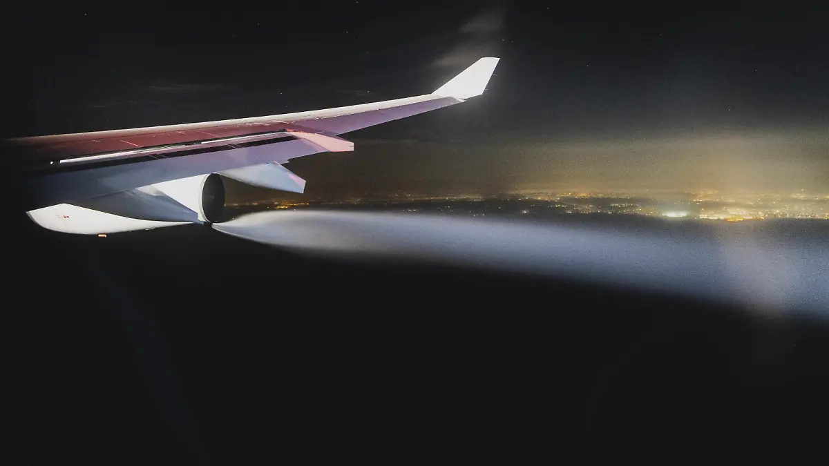Kerosin wird abgelassen nach einem erneuten Problem mit den Landeklappen des Regierungsflugzeugs A340 nach Rueckkehr in Richtung Abu Dhabi, 15.08.2023. Durch einen unplanmaessigen Stopp in Abu Dhabi aufgrund eines technischen Problems an den Landeklappen des Flugzeugs verzoegerte sich die Weiterreise bereits um einen Tag. Das Flugzeug sollte Aussenministerin Baerbock zu einer mehrtaegigen Delegationsreise nach Australien, Neuseeland und Fidschi bringen. Abu Dhabi Vereinigte Arabische Emirate *** Jet fuel is drained after another problem with the landing flaps of the government plane A340 after returning to Abu Dhabi, 15 08 2023 Due to an unscheduled stop in Abu Dhabi caused by a technical problem with the landing flaps of the plane, the on Copyright: xFlorianxGaertnerx