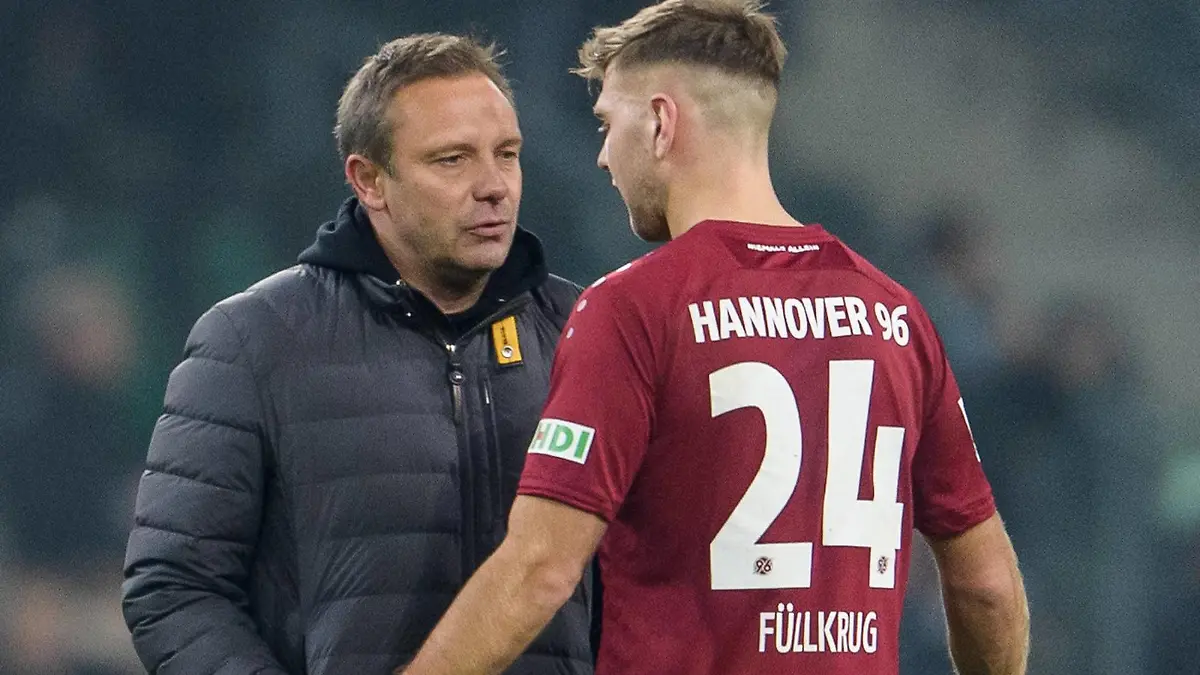 Hannover 96 Trainer André Breitenreiter diskutiert mit Niclas Füllkrug