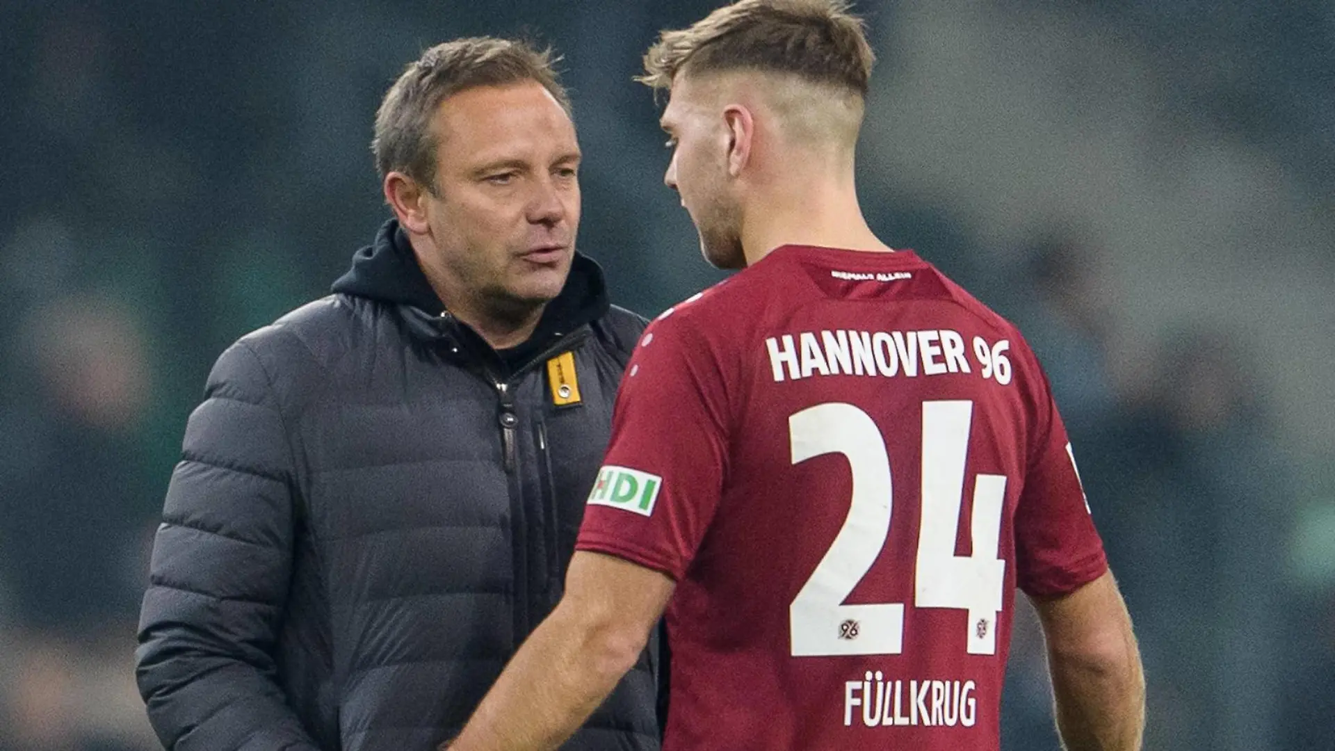 Hannover 96 Trainer André Breitenreiter diskutiert mit Niclas Füllkrug