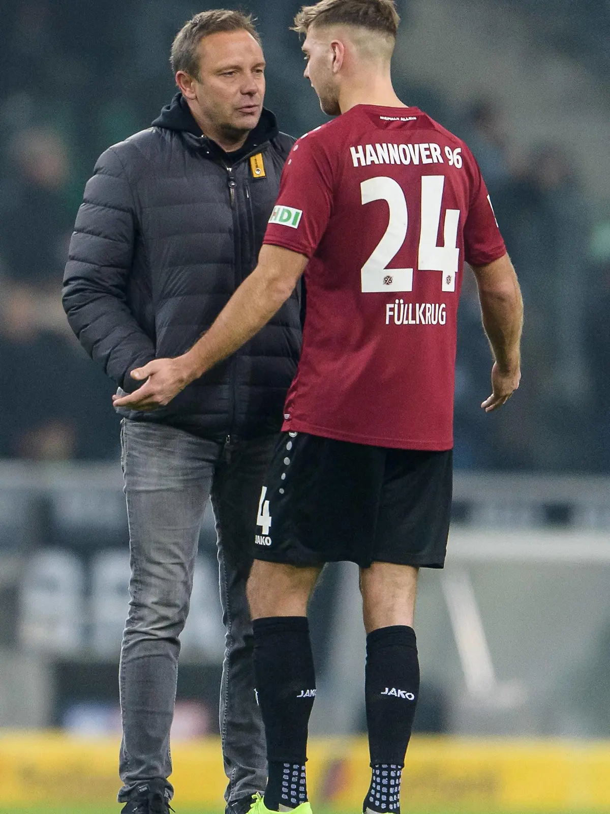 Hannover 96 Trainer André Breitenreiter diskutiert mit Niclas Füllkrug