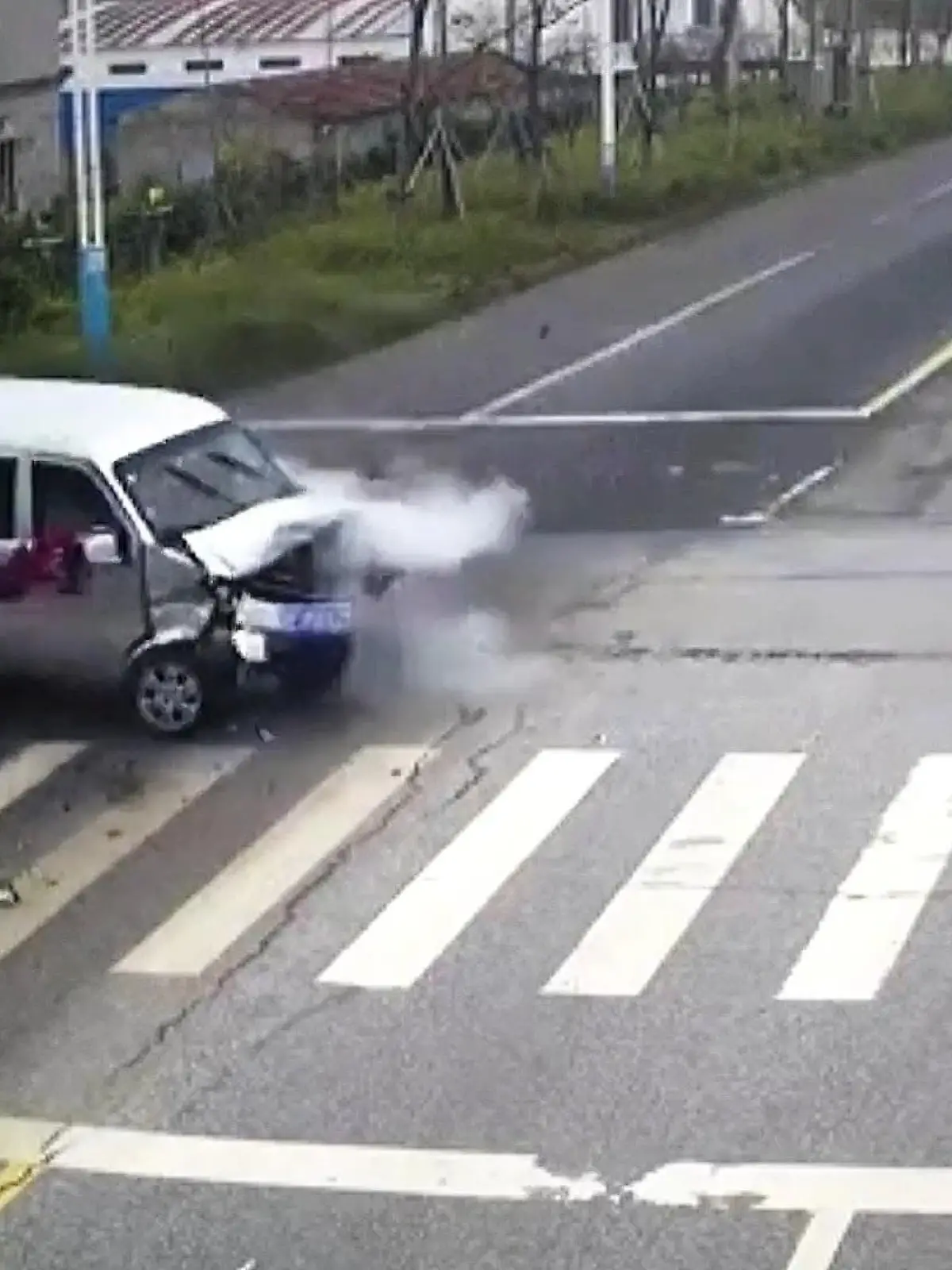Für den Chinesen Qian dürfte der 20. November seit dem letzten Jahr wie ein zweiter Geburtstag sein, denn an jenem Sonntag retteten ihn die Schutzengel. Er war mit seinem Auto in der Stadt Nantong unterwegs, raste über eine Kreuzung und schmetterte in den Gegenverkehr. Die Wucht des Aufpralls war so heftig, dass der unangeschnallte Qian aus dem Beifahrerfenster geschleudert wurde und auf die Straße flog. Er drohte von seinem eigenen Van überrollt zu werden, doch im letzten Moment schlugen die Räder ein un das Fahrzeug kam neben ihm zum Stehen. Im Video sehen Sie den Horror-Crash.
