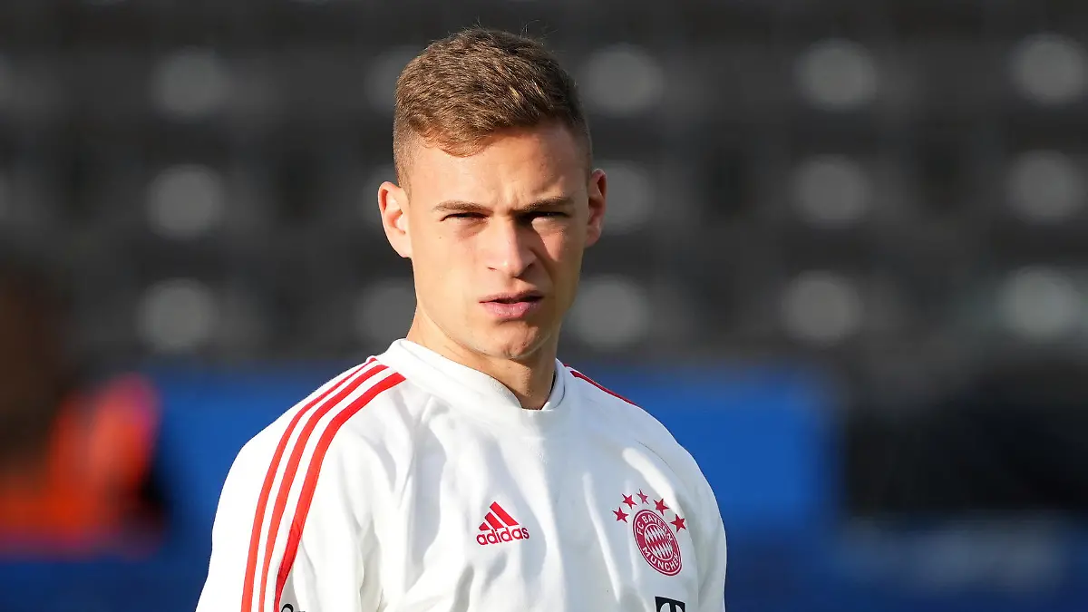 ARCHIV - 05.11.2022, Berlin: Joshua Kimmich, Fußball-Profi vom FC Bayern und Nationalspieler, steht vor der Bundesliga-Begegnung Hertha BSC - Bayern München auf dem Spielfeld. Kimmich hat in gut fünf Wochen im Münchner «Tatort» einen Gastauftritt. Im ARD-Sonntagskrimi «Hackl» (angekündigt für den 12. März) wird der FC-Bayern-Star als Fitness-Trainer in einem 24/7-Studio kurz befragt. (zu dpa «Joshua Kimmich spielt im «Tatort» einen Fitness-Trainer namens Kenny») Foto: Soeren Stache/dpa +++ dpa-Bildfunk +++