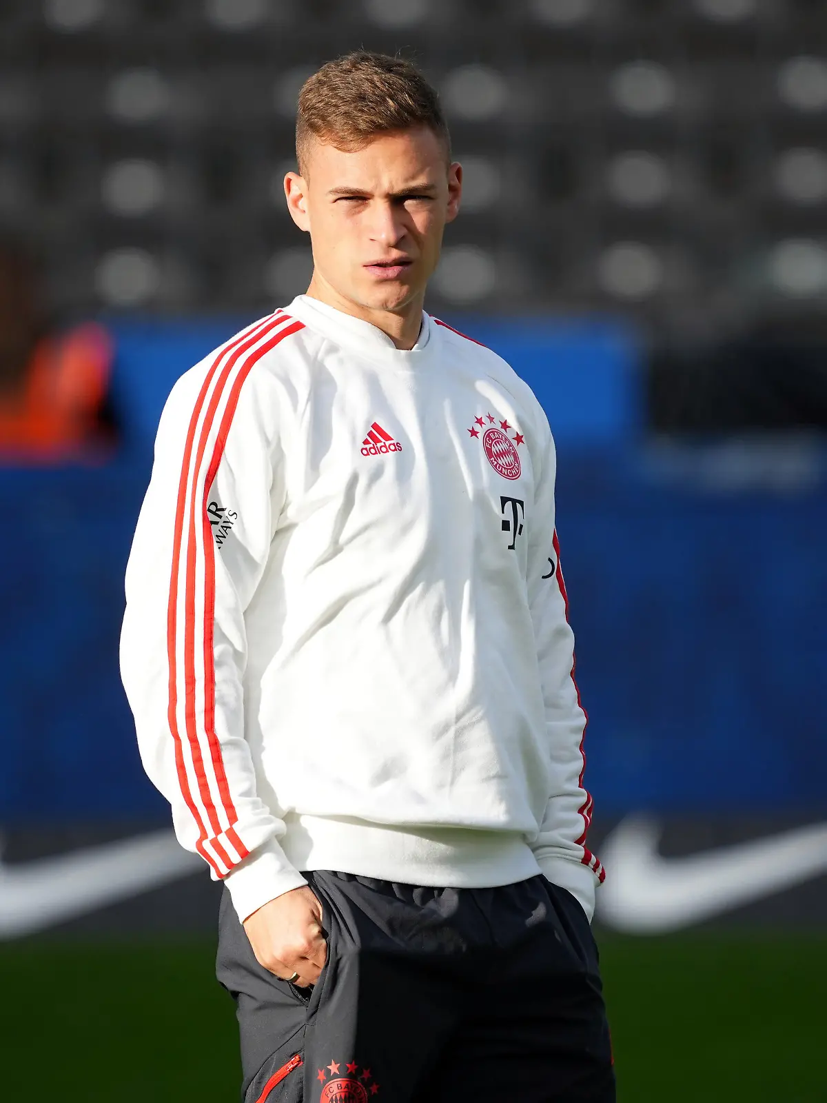 ARCHIV - 05.11.2022, Berlin: Joshua Kimmich, Fußball-Profi vom FC Bayern und Nationalspieler, steht vor der Bundesliga-Begegnung Hertha BSC - Bayern München auf dem Spielfeld. Kimmich hat in gut fünf Wochen im Münchner «Tatort» einen Gastauftritt. Im ARD-Sonntagskrimi «Hackl» (angekündigt für den 12. März) wird der FC-Bayern-Star als Fitness-Trainer in einem 24/7-Studio kurz befragt. (zu dpa «Joshua Kimmich spielt im «Tatort» einen Fitness-Trainer namens Kenny») Foto: Soeren Stache/dpa +++ dpa-Bildfunk +++