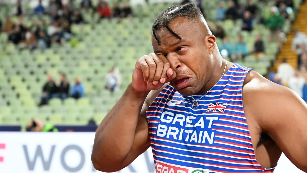 Leichtathletik: Europameisterschaft, Olympiastadion, Diskuswurf, Männer, Finale. Lawrence Okoye aus Großbritannien weint nach dem Gewinn der Bronzemedaille.