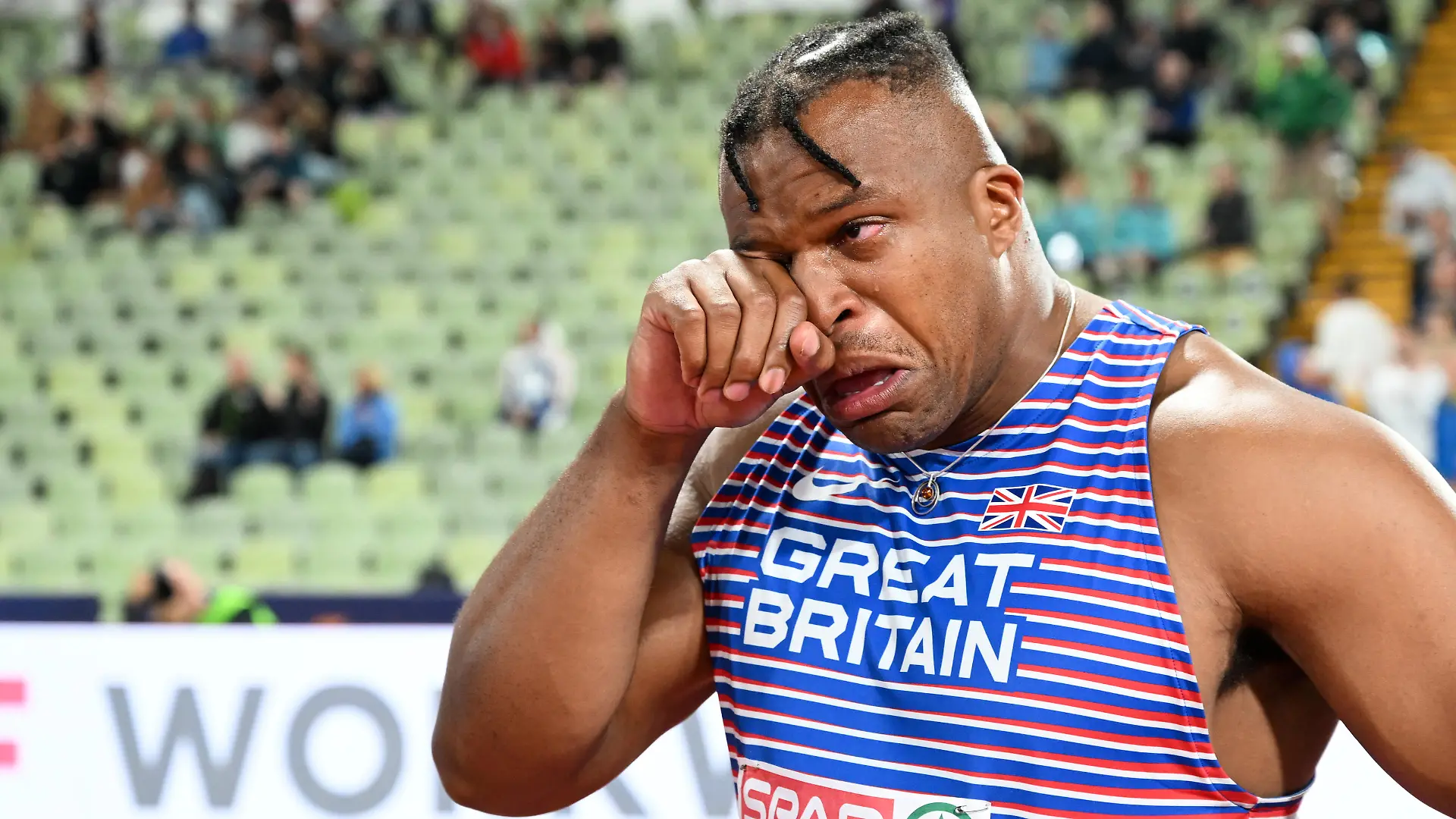 Leichtathletik: Europameisterschaft, Olympiastadion, Diskuswurf, Männer, Finale. Lawrence Okoye aus Großbritannien weint nach dem Gewinn der Bronzemedaille.