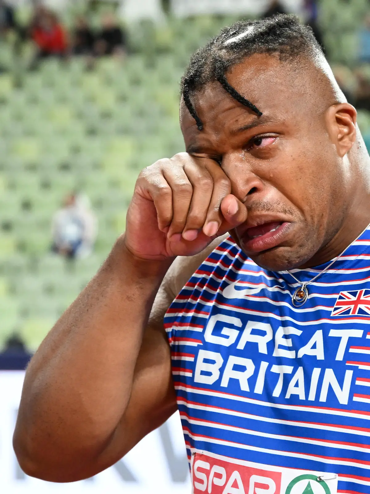 Leichtathletik: Europameisterschaft, Olympiastadion, Diskuswurf, Männer, Finale. Lawrence Okoye aus Großbritannien weint nach dem Gewinn der Bronzemedaille.