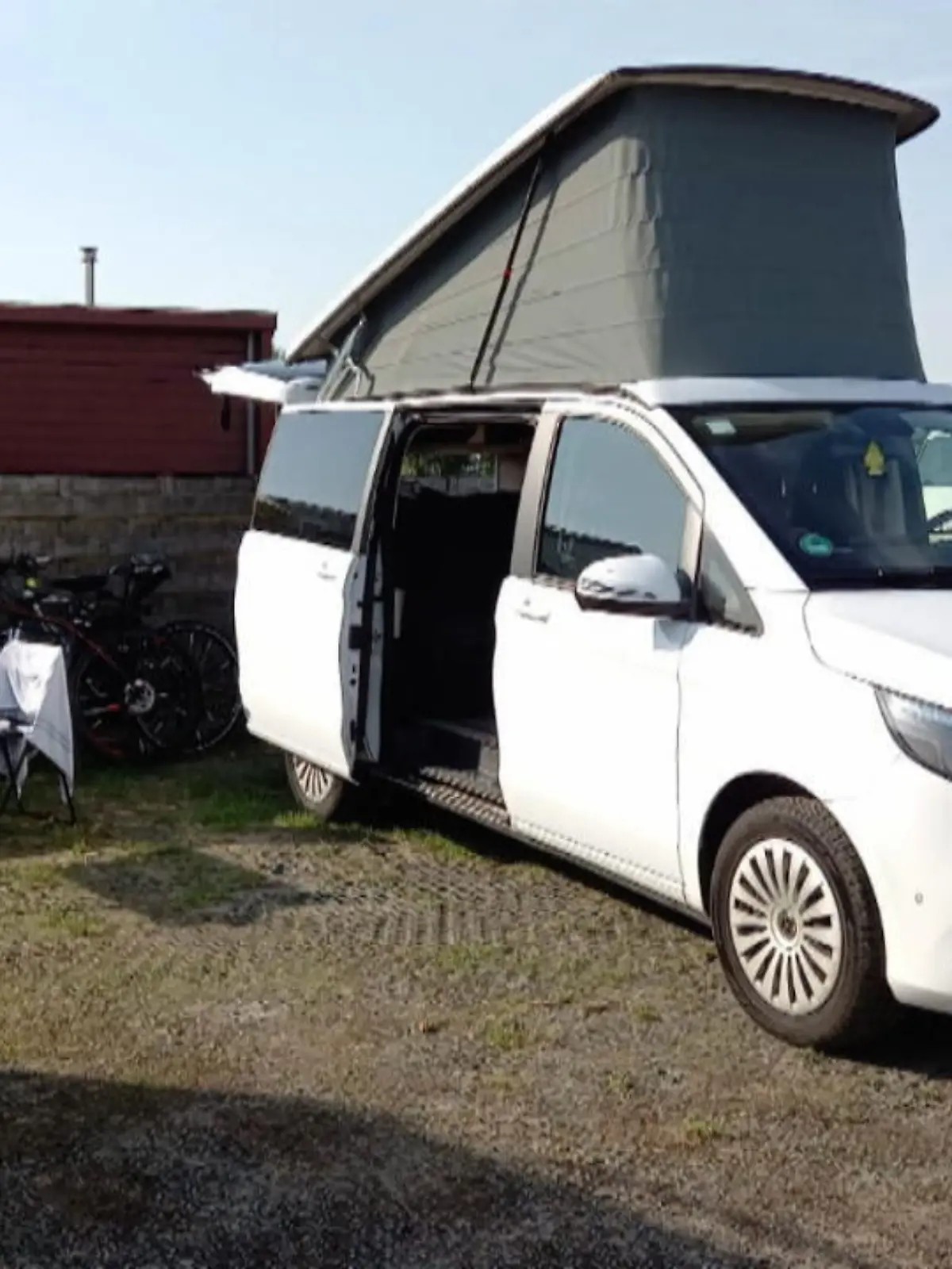 Mark Timm und sein Bruder leihen in einem Portugal-Urlaub einen Camper und buchen das teuerste Versicherungspaket, um auf der sicheren Seite zu sein. Nachts kommen sie in ein Gewitter auf einem Zeltplatz, dabei wird der Zelt-Aufbau des Campers geringfügig beschädigt. Das Leihwagen-Unternehmen bucht eine absurde Summe ab, ignoriert die abgeschlossene Vollkasko - und auch sämtliche Beschwerden.