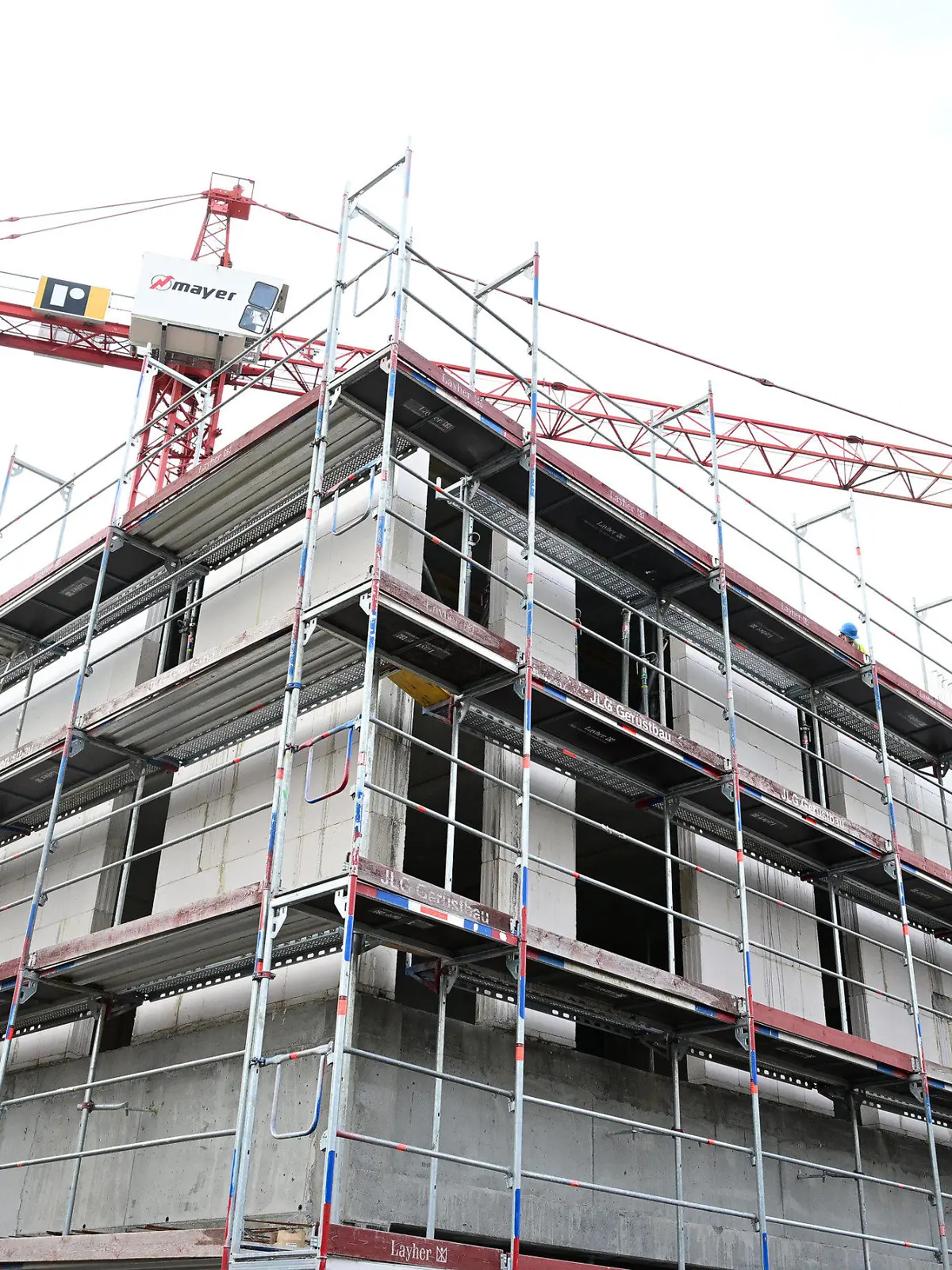 PRODUKTION - 03.02.2023, Baden-Württemberg, Stuttgart: Ein Arbeiter auf einer Baustelle für Wohnungen auf der auch staatlich geförderte Wohnungen entstehen. (zu dpa: «Wohnungsverband: Kommunen sind Flaschenhals beim Wohnungsbau») Foto: Bernd Weißbrod/dpa +++ dpa-Bildfunk +++