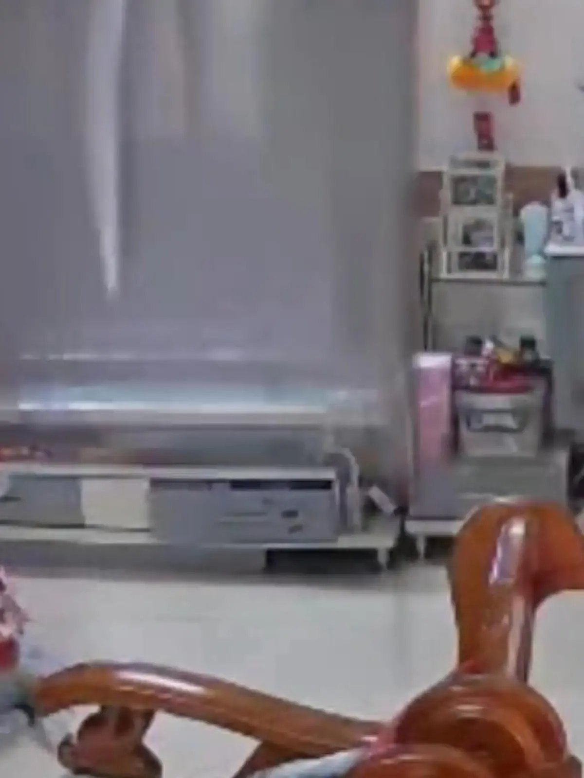 Diese Familie aus der südchinesischen Stadt Guangzhou entkam nur um Haaresbreite einer tödlichen Tragödie in den eigenen vier Wänden. Am Donnerstag (16.02.) saß der kleine Sohn im Wohnzimmer und schaute Fernsehen, als plötzlich die riesige Deckenleuchte aus der Halterung brach, zu Boden stürzte und das kleine Kind nur um wenige Zentimeter verfehlte. Panisch schrie er nach seinen Eltern und musste getröstet werden. Im Video sehen Sie den beinahe tödlichen Unfall.