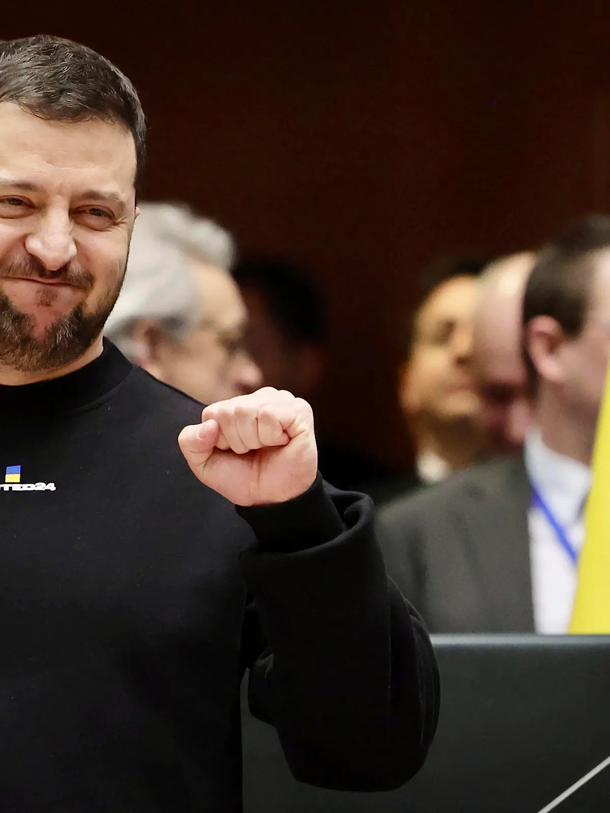 dpatopbilder - 09.02.2023, Belgien, Brüssel: Wolodymyr Selenskyj, Präsident der Ukraine, gestikuliert während eines EU-Gipfels im Europäischen Parlament. Die Staats- und Regierungschefs der Europäischen Union treffen sich zu einem EU-Gipfel, um über die Ukraine und die Migration zu diskutieren. Foto: Olivier Matthys/AP/dpa +++ dpa-Bildfunk +++