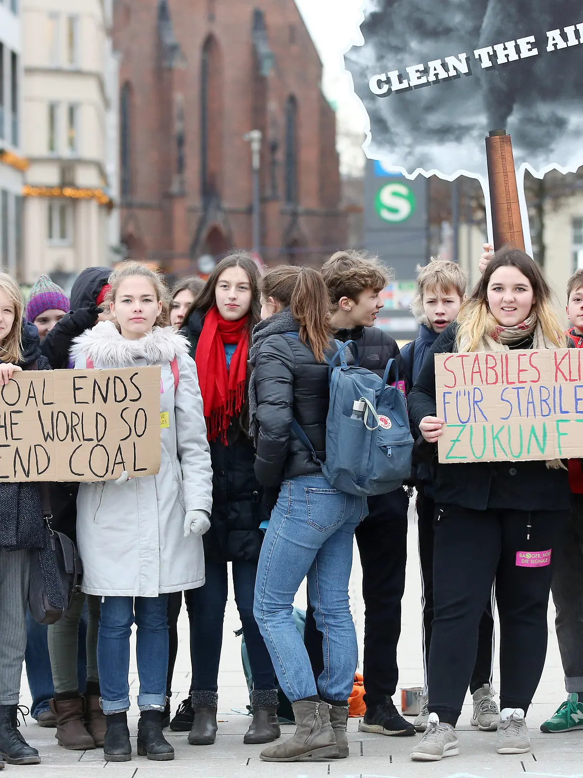 14.12.2018, Hamburg: Schülerinnen und Schüler stehen mit Plakaten mit den Aufschriften "Coal ends the World so end coal" und "Stabiles Klima für stabile Zukunft" auf dem Jungfernstieg in Hamburg. Unter anderem in Berlin, Göttingen, Kiel und Köln hatten Schüler über Facebook und Twitter zu Protesten für das Klima aufgerufen, anstatt zur Schule zu gehen. Foto: Bodo Marks/dpa +++ dpa-Bildfunk +++